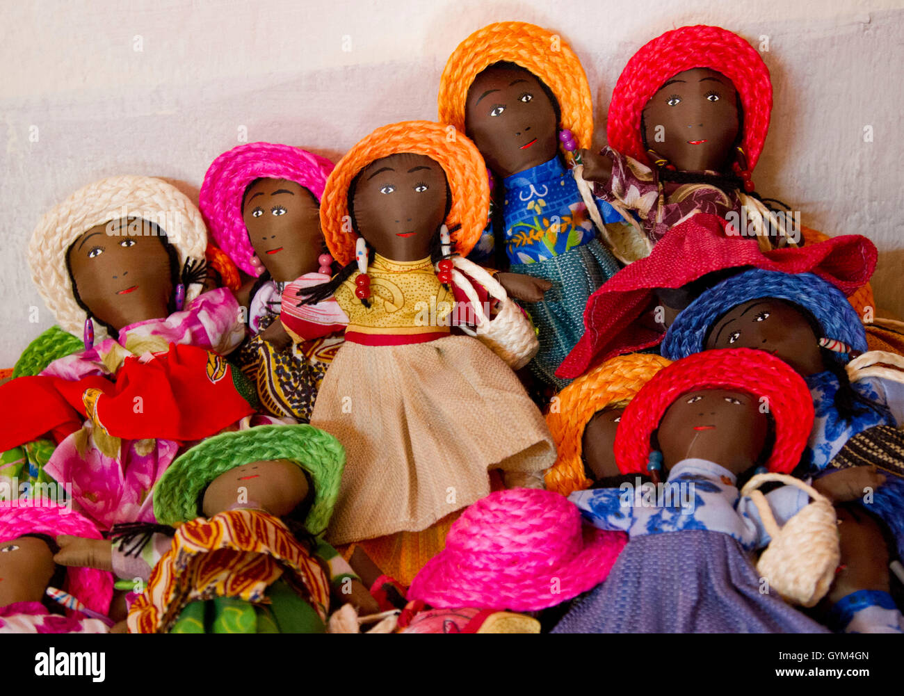 Gruppe von handgefertigte Puppen zum Verkauf in Madagaskar, South East Africa Stockfoto