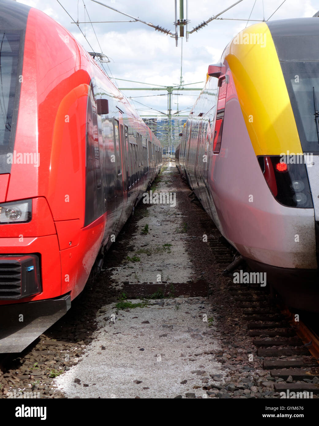 Zwei Eisenbahnen stehen immer noch in einem Bahnhof. Stockfoto