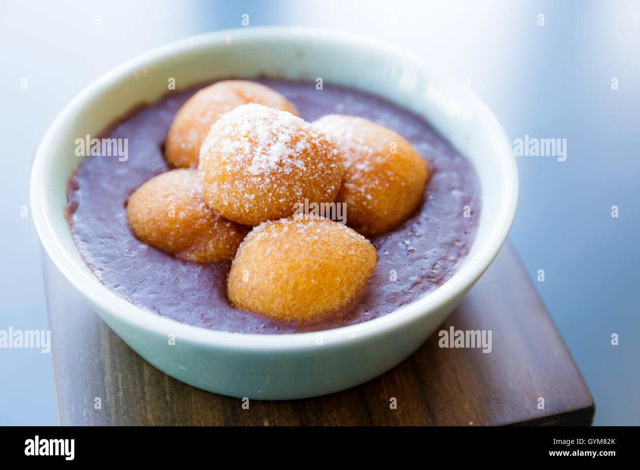 Rote Bohnensuppe mit Knödel Stockfoto