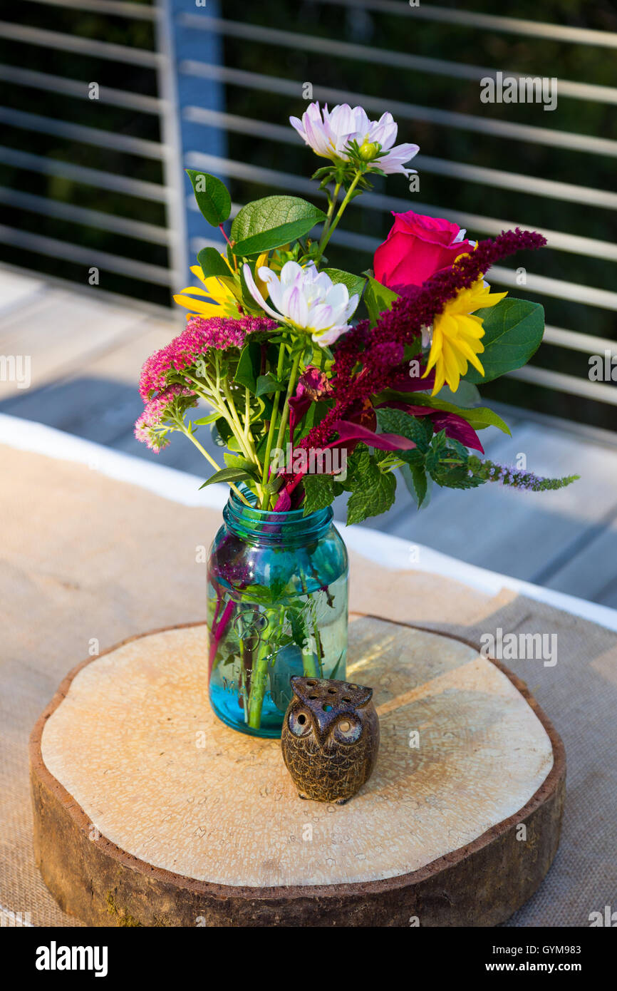 Hölzerne Eulen und Blumen Stockfoto
