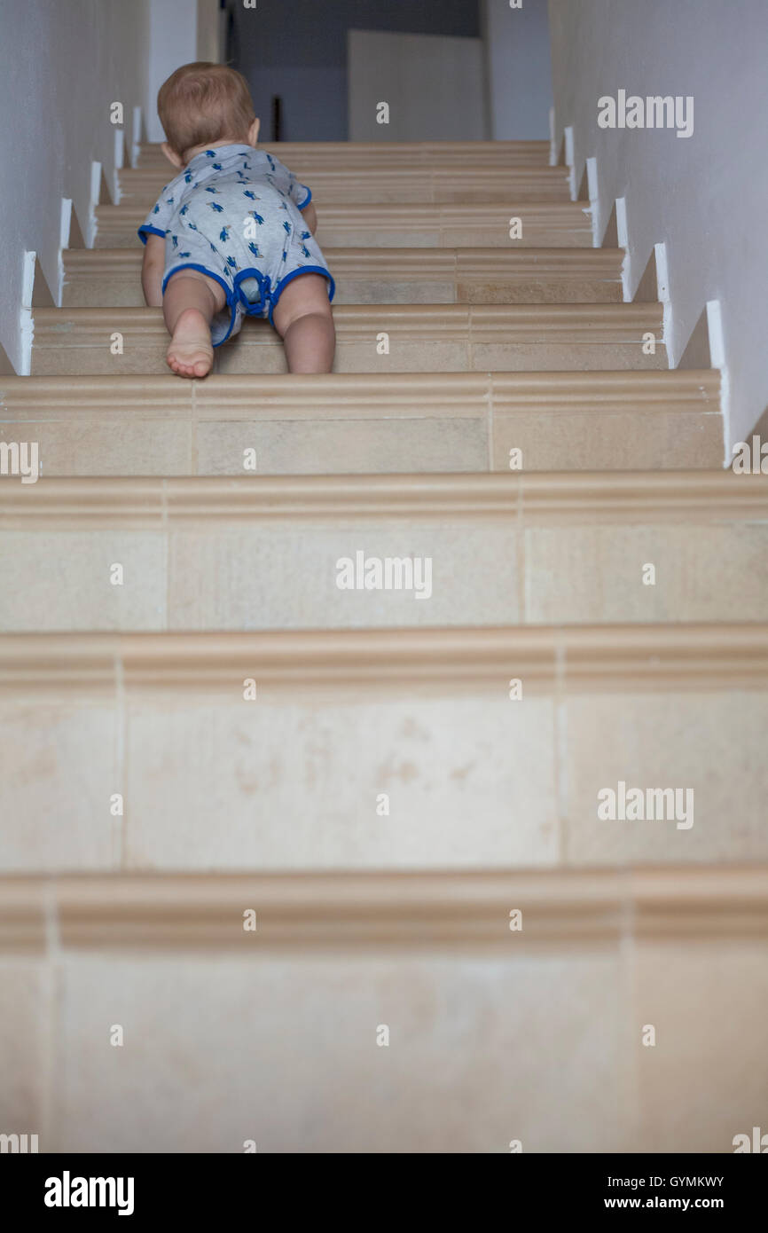 Baby Junge die Treppe hinauf kriechen. Niedrigen Winkel Ansicht Stockfoto