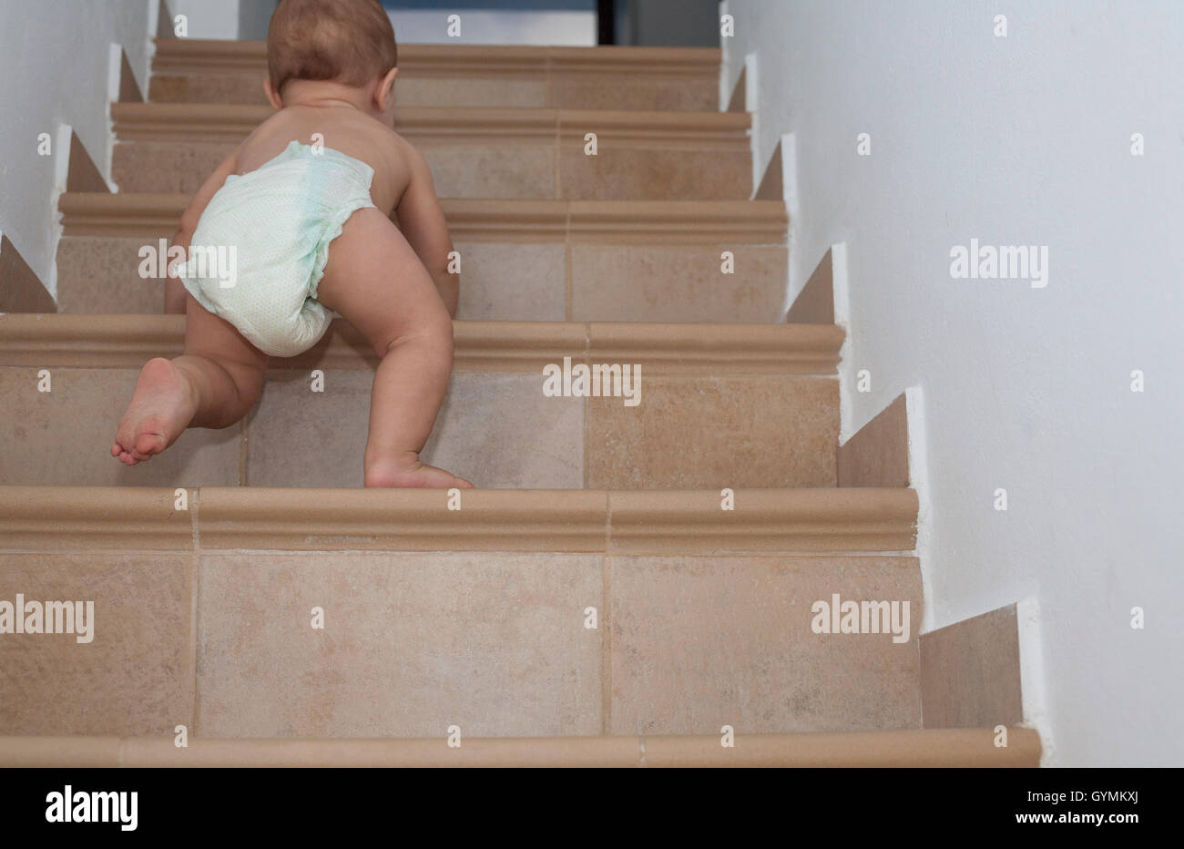 Baby Junge die Treppe hinauf kriechen. Niedrigen Winkel Ansicht Stockfoto