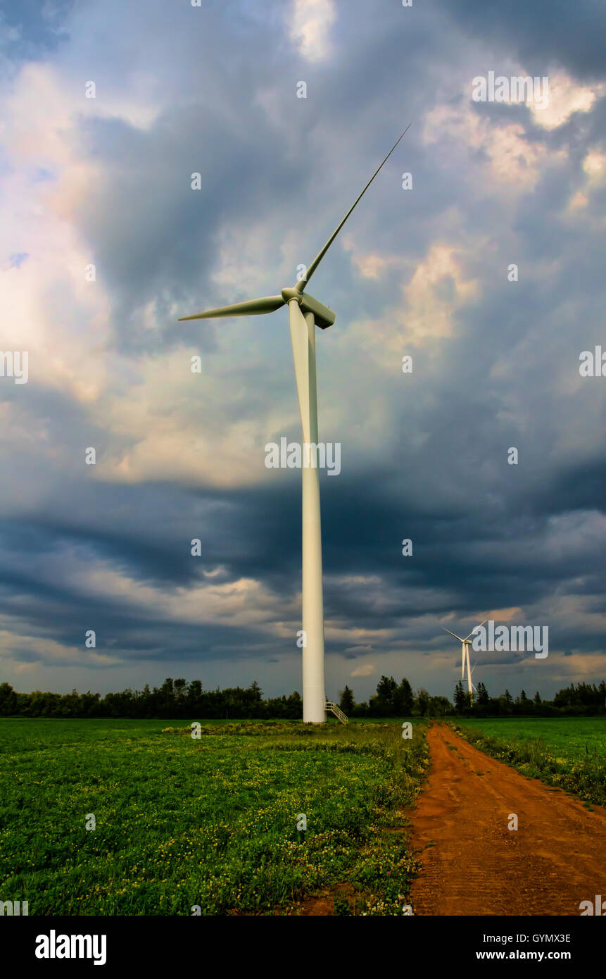 Eindrucksvolle Wolken auf der Oberseite Windkraftanlage Stockfoto