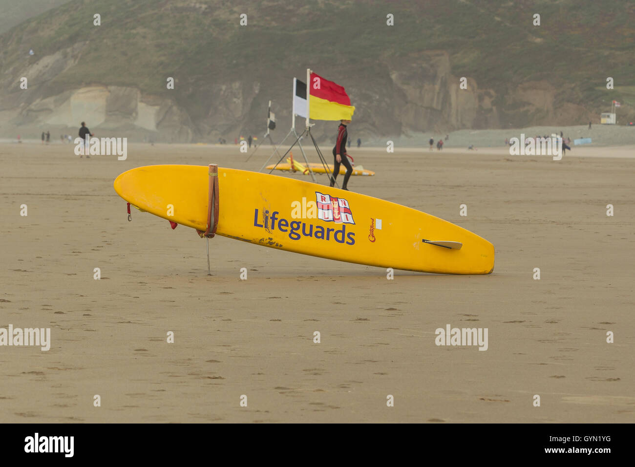 Rettungsschwimmer Surf Board windigen Beachflags Stockfoto