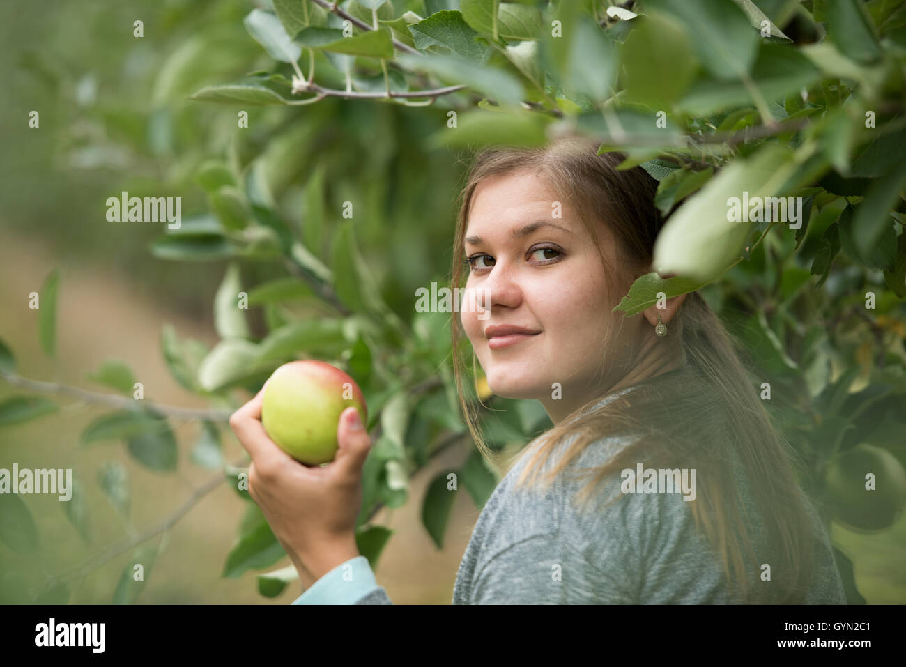 junges Mädchen Holding grüner Apfel Stockfoto