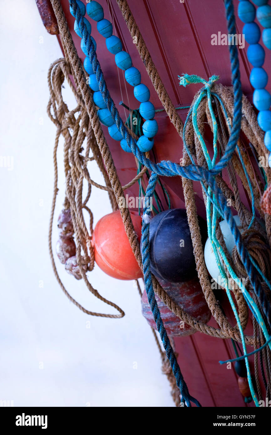 Seilen und Bojen hängen an einer Fischerei-Hütte am Hafen Stockfoto