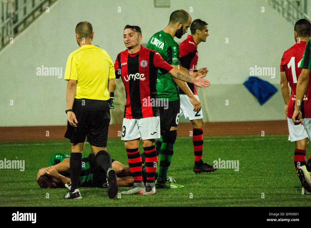 Gibraltar - 18. September 2016 - Pepe Reyes Cup - Lincoln Red Imps 0-2 Europa FC - aktualisierter Titel - Lincoln Red Imps bei der Führung durch Gibraltar National Team Head Coach Julio Ribas Stockfoto