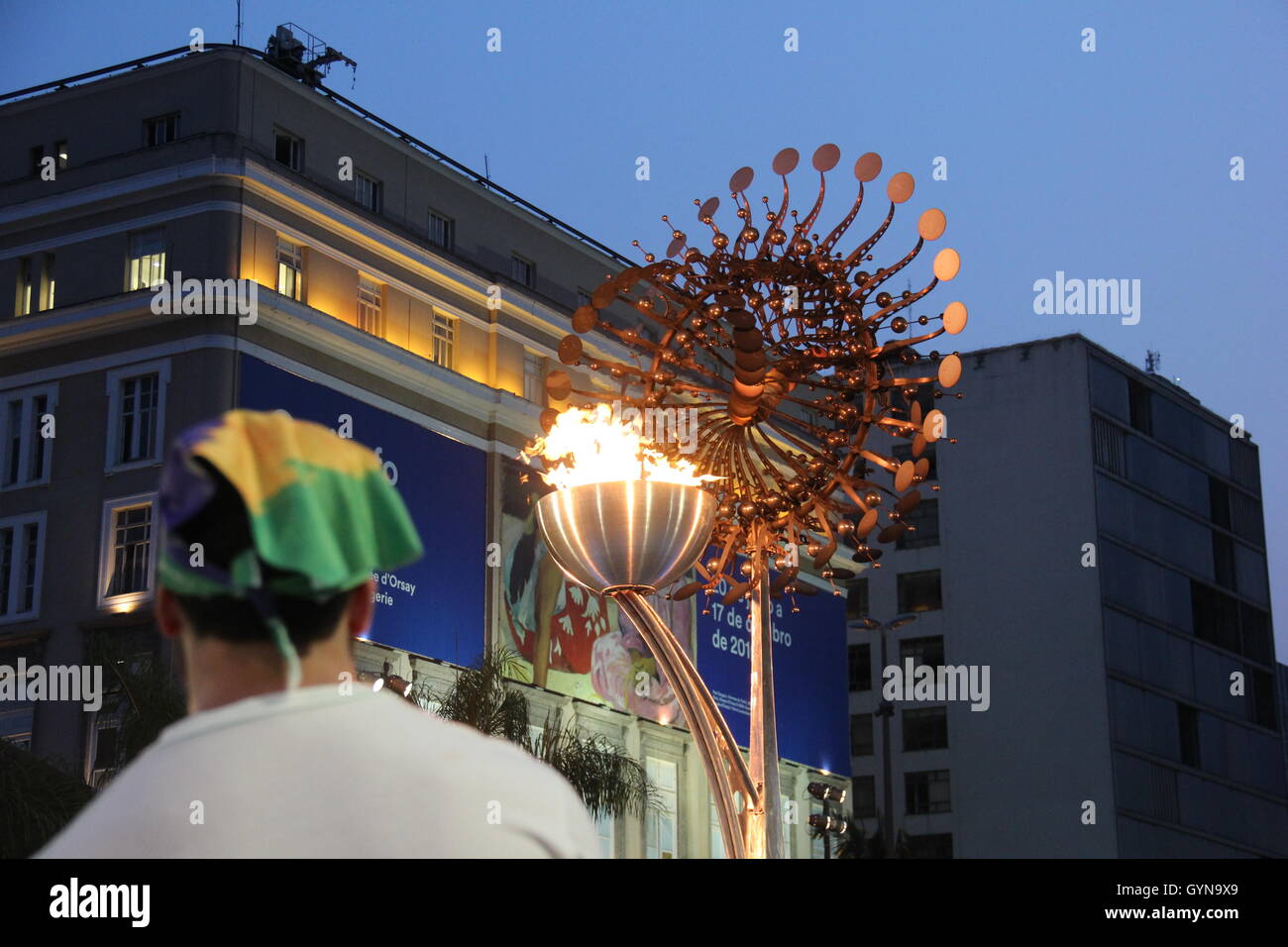 Rio De Janeiro, Brasilien, 18. September 2016: Bewegung der Cariocas und Touristen in Rio 2016 Olympischen Boulevard am letzten Tag der Paralympischen Spiele in Rio De Janeiro. Die Website war eines der beliebtesten in der Öffentlichkeit zu sehen die Spiele auf großen Leinwänden und genießen die kulturelle Aktivitäten angeboten, um Zuschauer. Der Olympischen Kessel war auf Olympic Boulevard beleuchtet, bis heute, wenn er nach der Abschlussfeier der Paralympischen Spiele Rio 2016 gesäubert wurde. Stockfoto