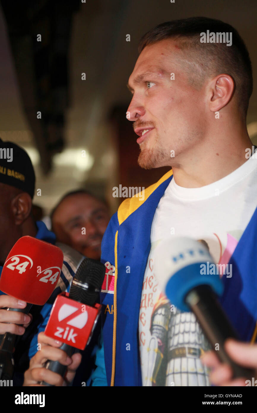 Kiew, Ukraine. 18. September 2016. Am 18. September 2016 kam der neue ukrainische WBO Cruiserweight-Weltmeister Alexander Usyk aus Warschau nach Kiew, nachdem er am 17. September in Danzig gegen Krzysztof Glowacki gewonnen hatte. Usyk wurde wie ein Nationalheld getroffen, mit seinem Trainer, dem Amerikaner James Ali Bashir. Usyk sagte, er würde gerne die Vereinigung der Gürtel für Kreuzgewichte beginnen, indem er gegen den WBC-Champion Briton Tony Bellew kämpft. Stockfoto