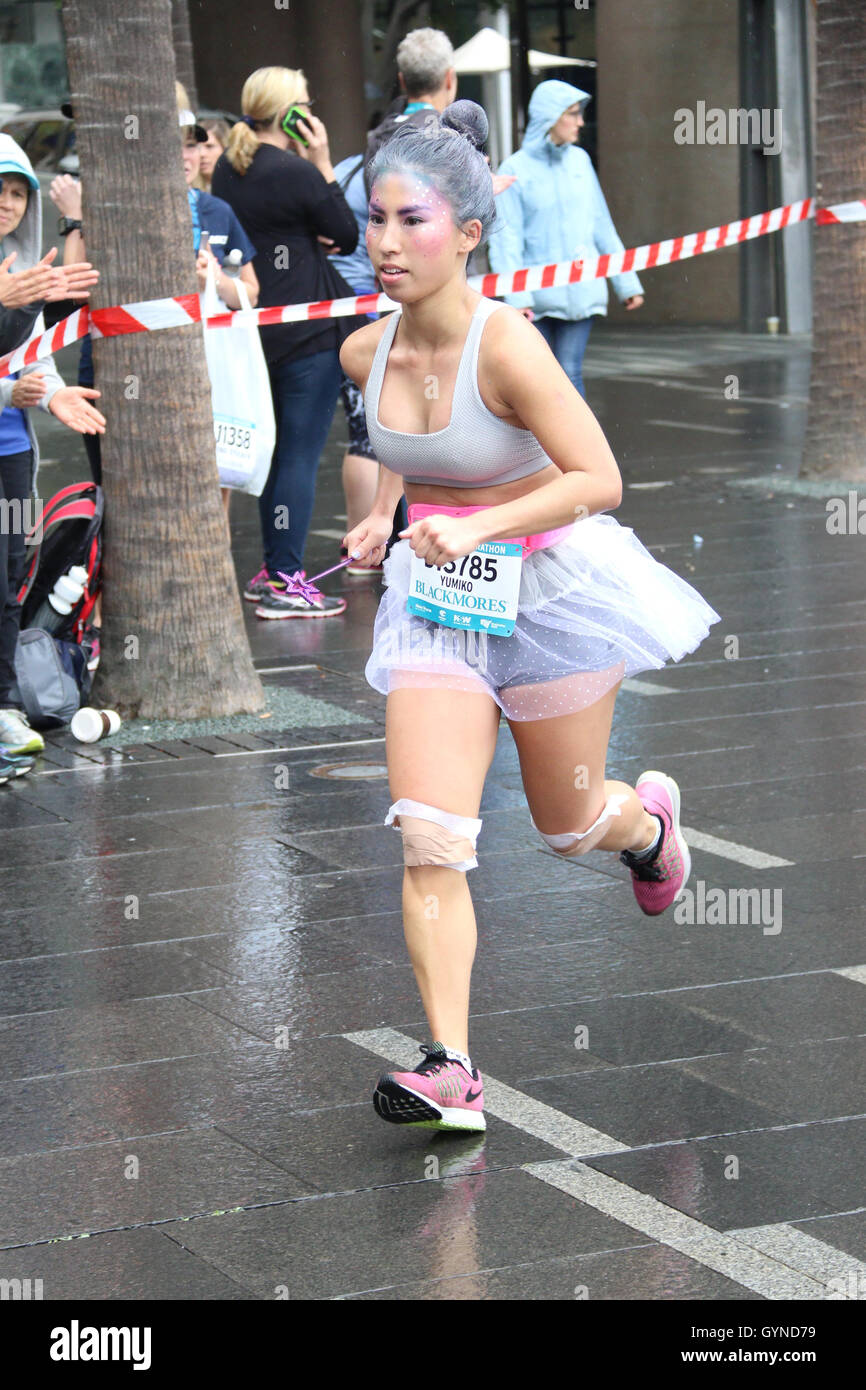 Sydney, Australien. 18. September 2016. Zehntausende Läufer nahmen an der 16. Blackmores Sydney Running Festival laufen und gehen über die Sydney Harbour Bridge und das Opernhaus. Läufer können am Marathon, half Marathon, Brückenlauf (9kms) oder familiären Volkslauf (4 km) teilzunehmen. Im Bild: Menschen laufen in Kostüm. Bildnachweis: Richard Milnes/Alamy Live-Nachrichten Stockfoto