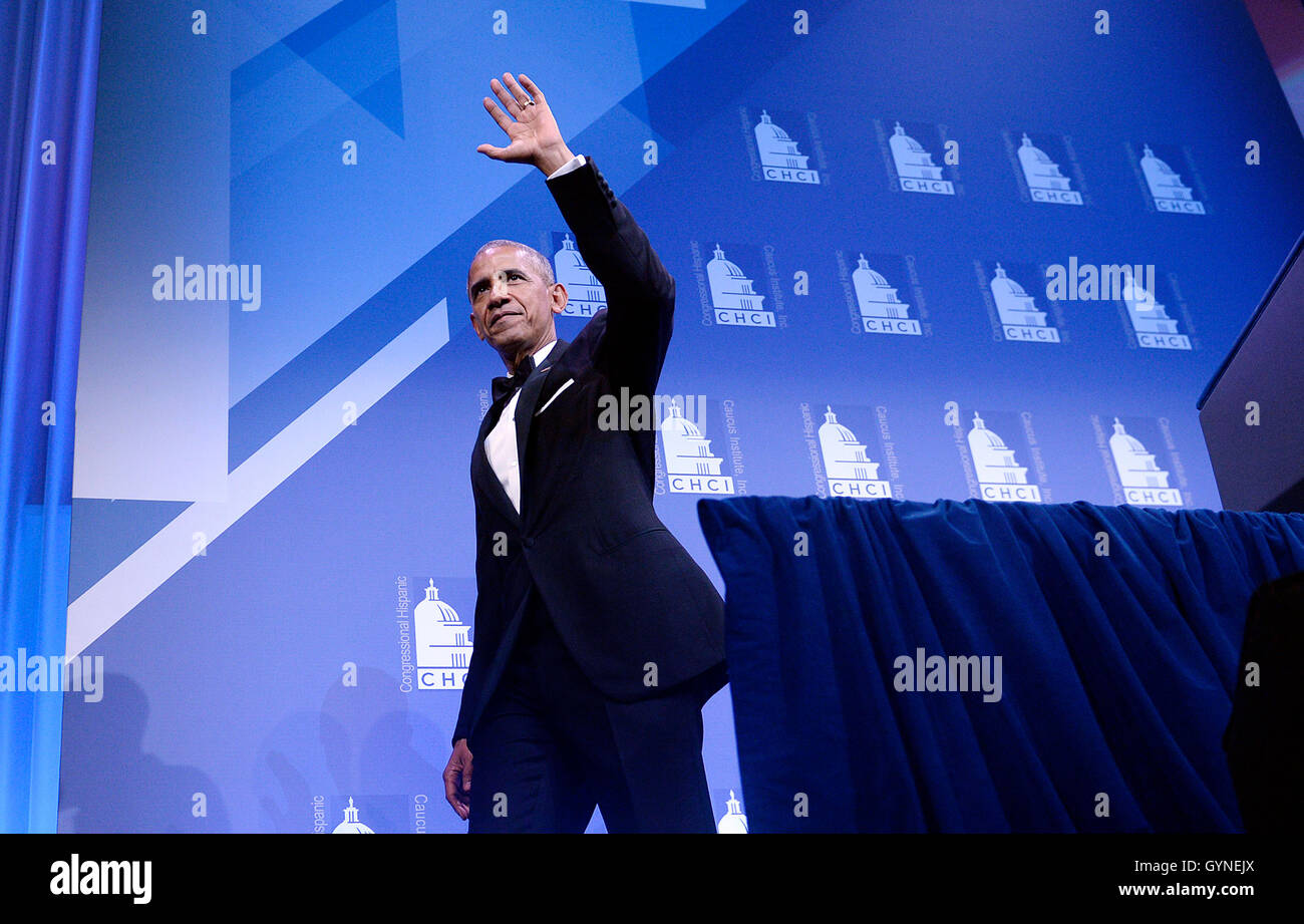 US-Präsident Barack Obama die Wellen an der 39. Congressional Hispanic Caucus Institut Public Policy Jahreskonferenz und Annual Awards Gala im Walter E. Washington Convention Center, 15. September 2016, in Washington, DC. Bildnachweis: Olivier Douliery / über CNP - kein Draht-SERVICE - Pool Stockfoto