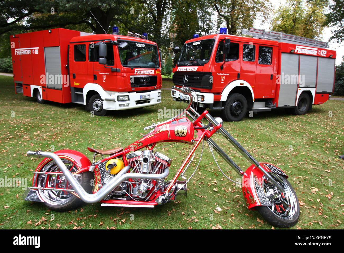 Siek, Deutschland. 18. September 2016. Orange County Choppers OCC Feuer Fahrrad könnte an der Feuerwehr-Station in Siek gesehen werden. Die Harley Davidson entstand 2003 um 343 Feuerwehrleute zu Ehren, die ihr Leben während den Rettungsmaßnahmen der Terroranschläge von 9/11 auf das World Trade Center in New York verloren. | Nutzung weltweit © Dpa/Alamy Live-Nachrichten Stockfoto