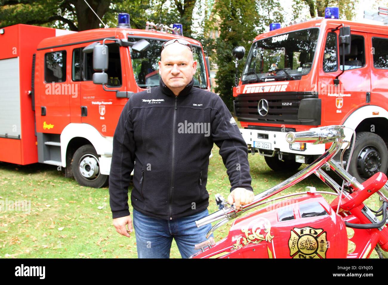 Siek, Deutschland. 18. September 2016. Orange County Choppers OCC Feuer Fahrrad könnte an der Feuerwehr-Station in Siek gesehen werden. Die Harley Davidson entstand 2003 um 343 Feuerwehrleute zu Ehren, die ihr Leben während den Rettungsmaßnahmen der Terroranschläge von 9/11 auf das World Trade Center in New York verloren. | Nutzung weltweit © Dpa/Alamy Live-Nachrichten Stockfoto