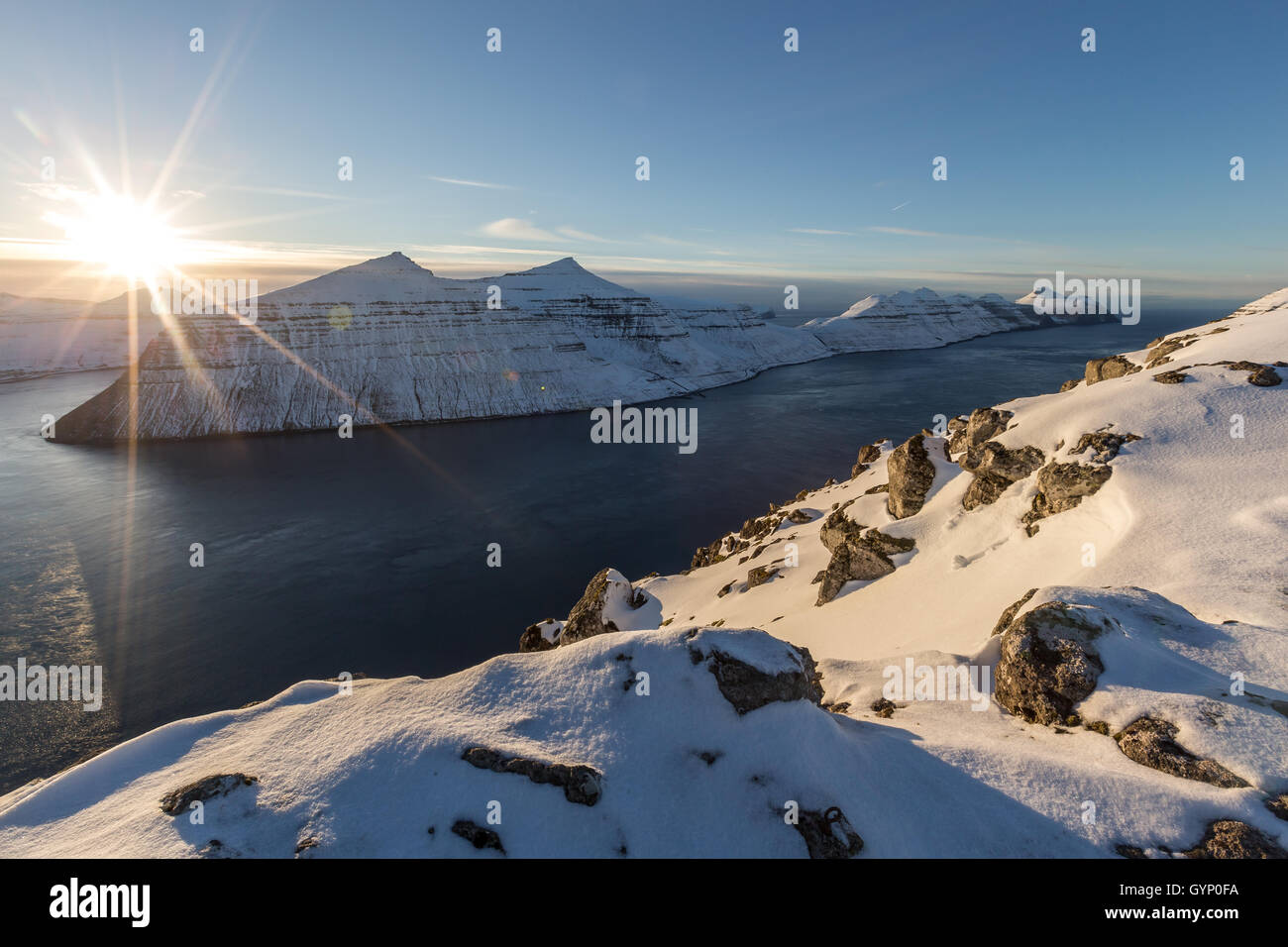 Kalsoy Insel aus dem Berg in der Nähe von Klaksvík, Borðoys Insel gesehen. Färöer Inseln Stockfoto