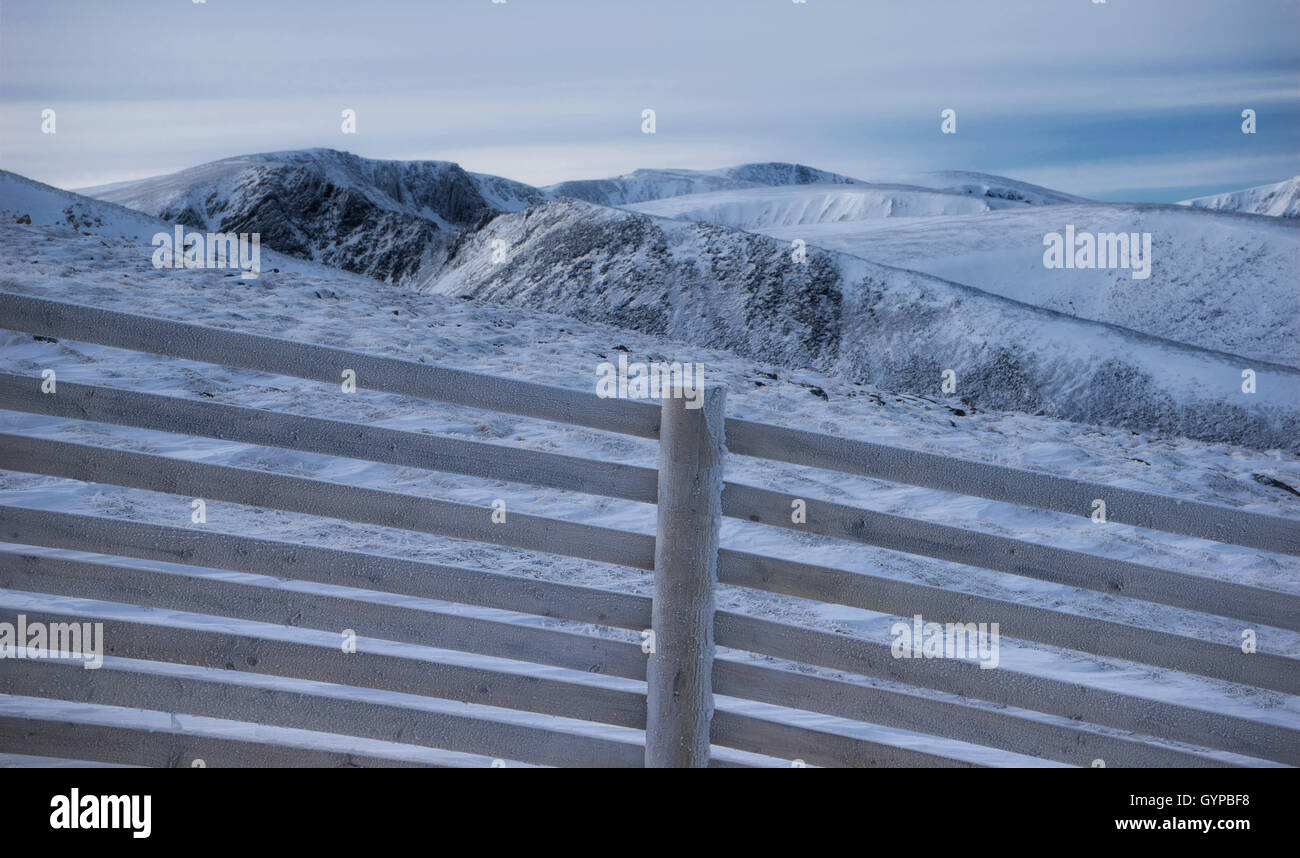 Cairngorm Berge im Winter vom Skigebiet Stockfoto