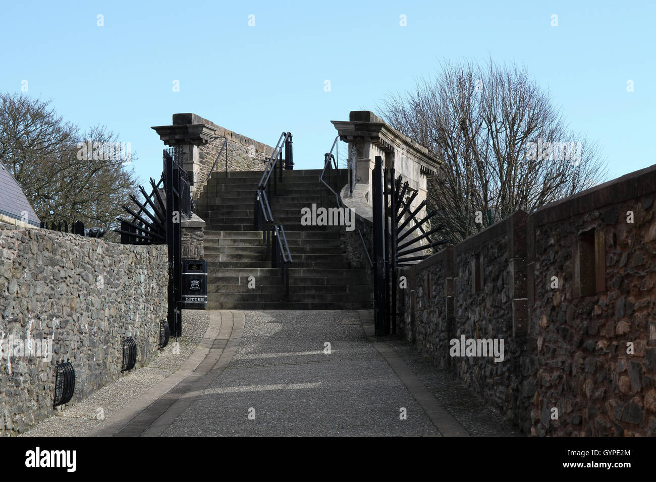 Auf der Suche an den Wänden der Derry, die Schritte, die der Bischof Tor gehören. Stockfoto