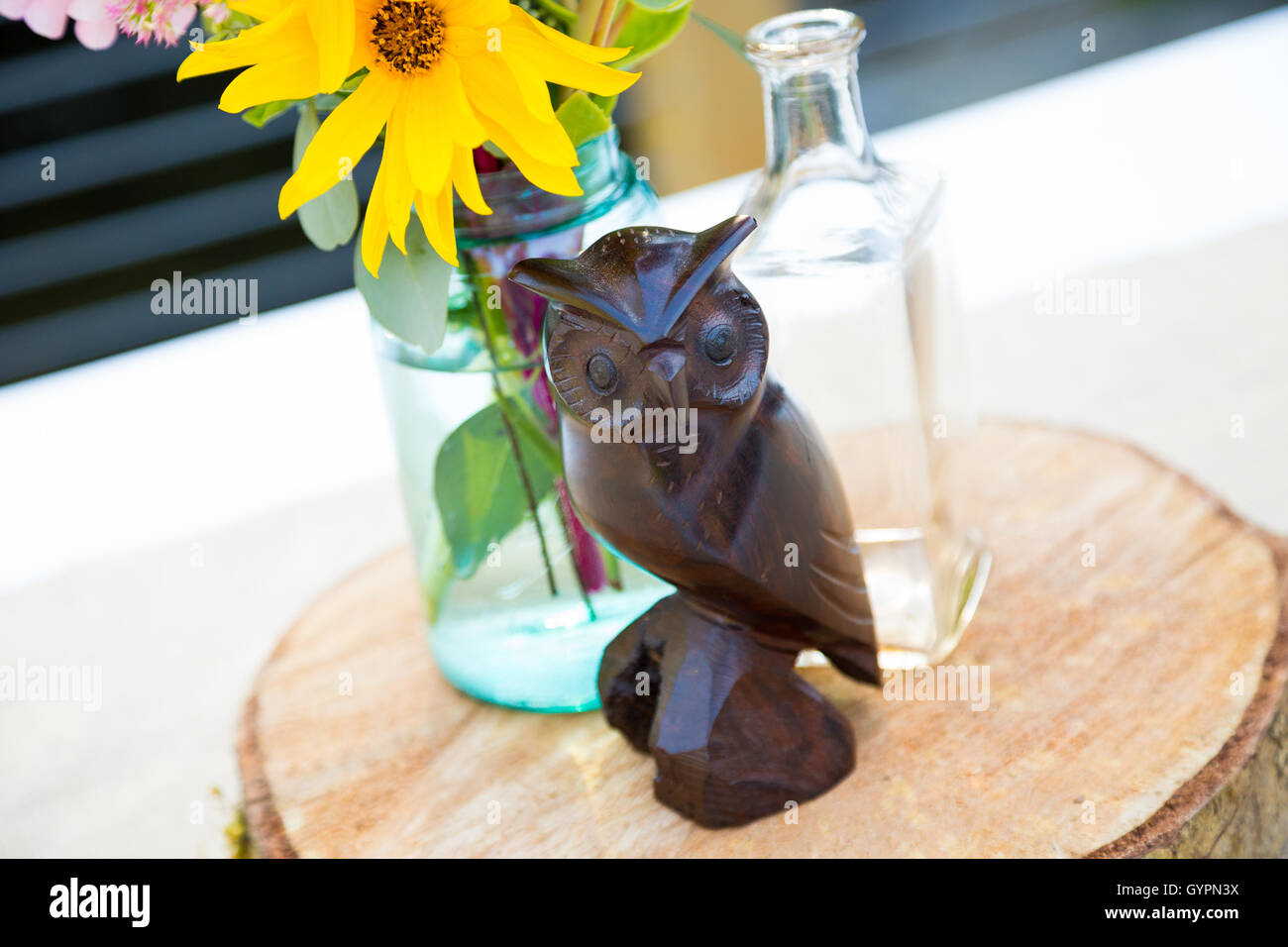 Hölzerne Eulen und Blumen Stockfoto
