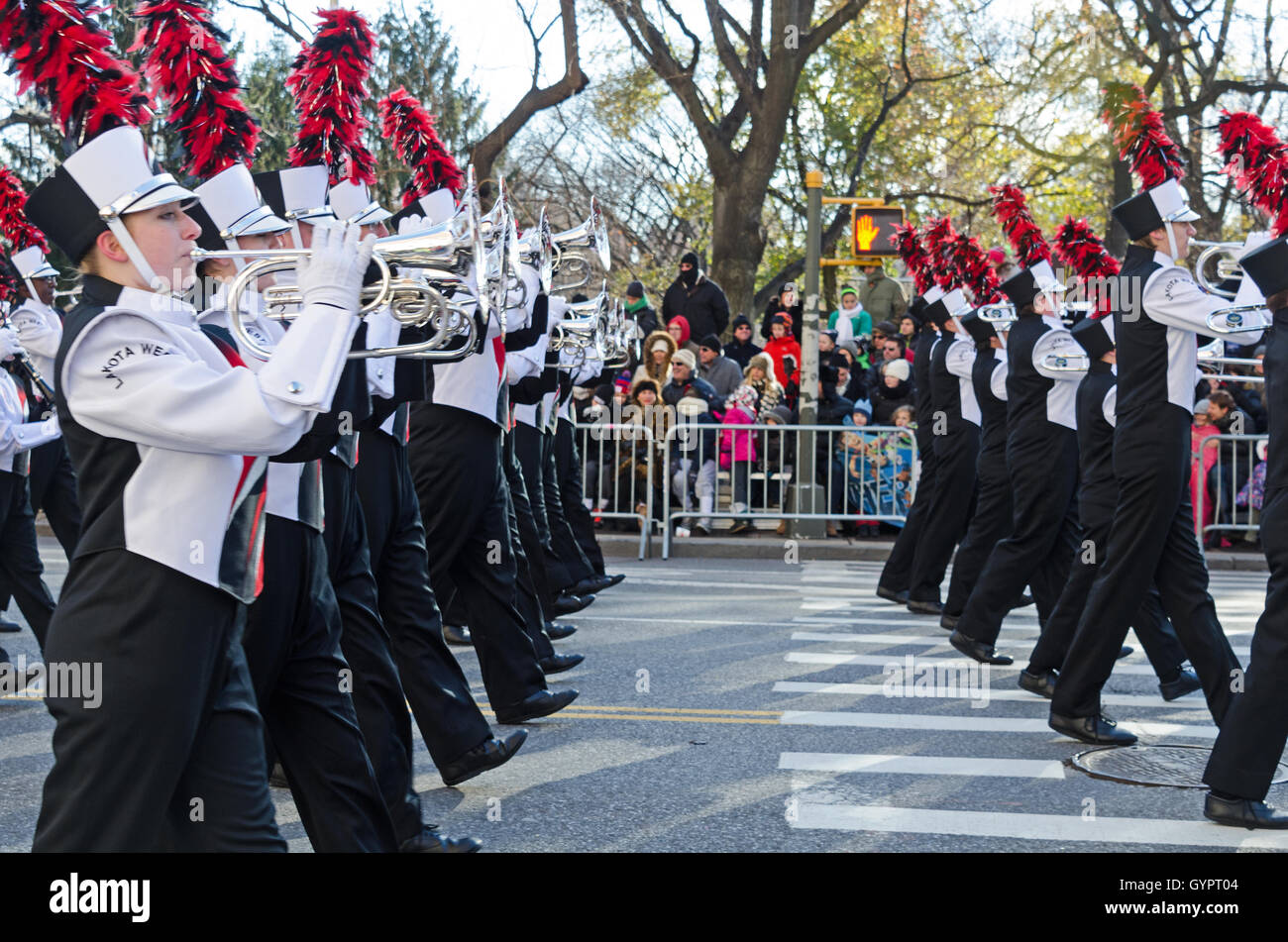 Blechbläser des marschieren Firebirds der Lakota Westens in Macy's Thanksgiving Day Parade in New York City. Stockfoto