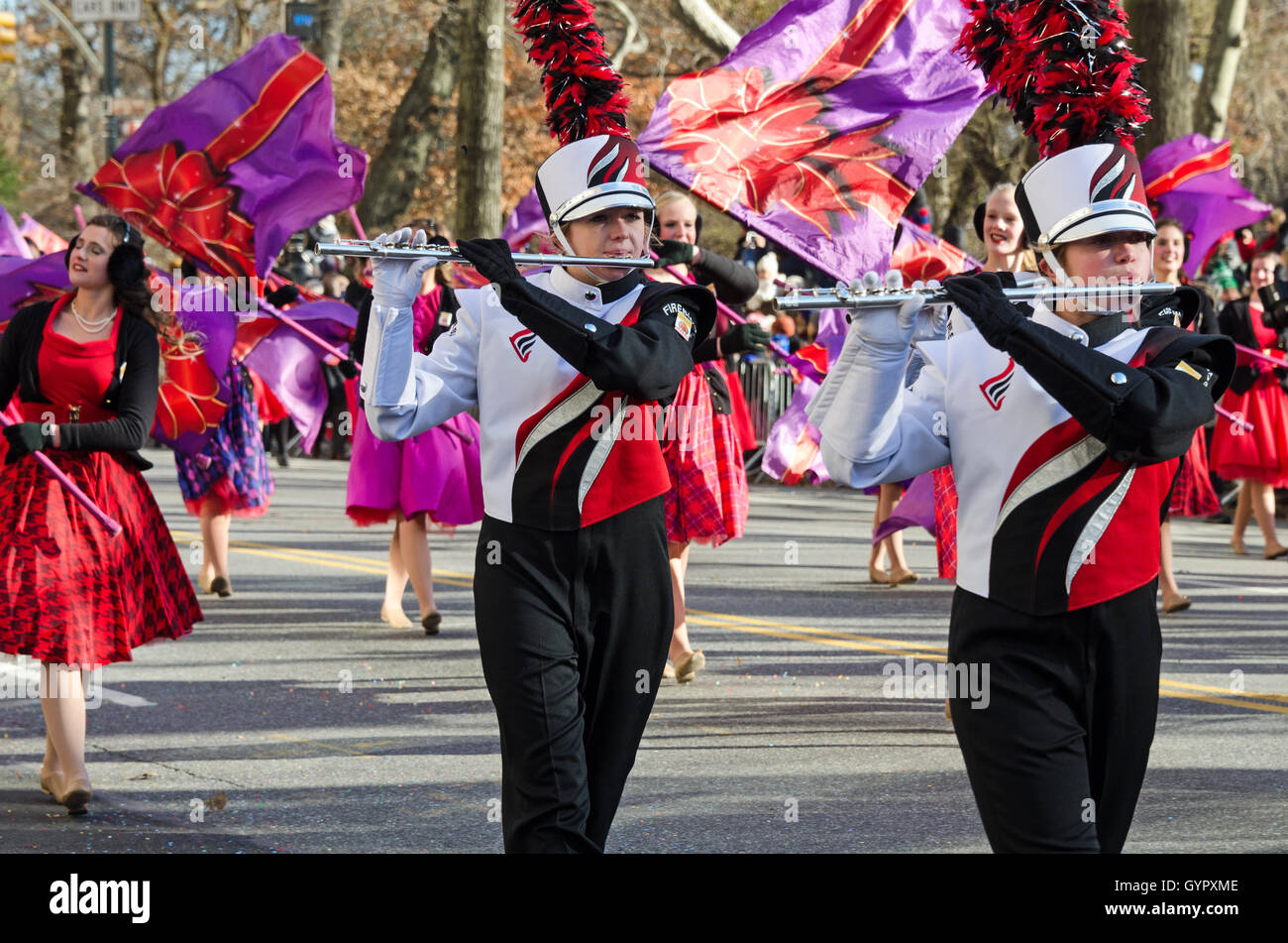 Flöten Sie, Spieler und Color Guard von der Marching Firebirds von Lakota West in Macy's Thanksgiving Day Parade in New York City. Stockfoto