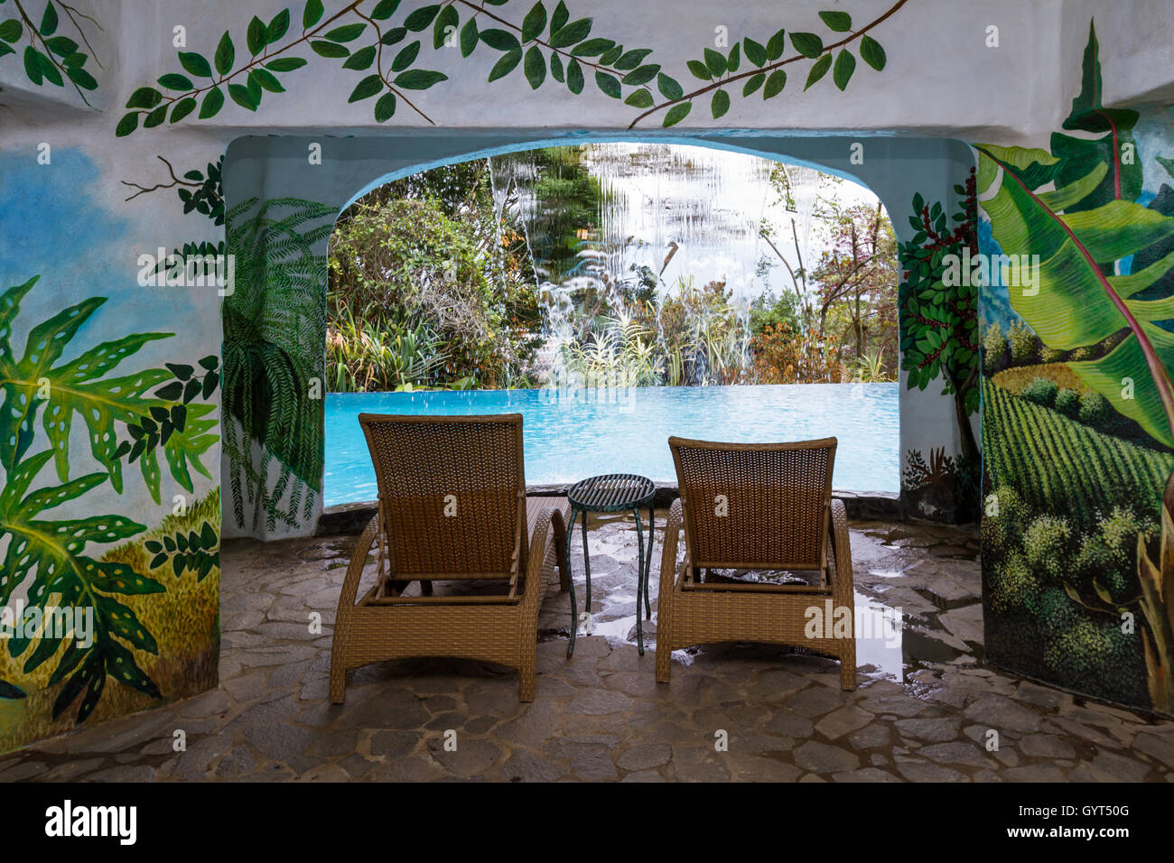 Heredia, Costa Rica - Mai 01: entspannende Pool mit einem Wasserfall in einer tropischen Umgebung. 1. Mai 2016 Heredia, Costa Rica. Stockfoto