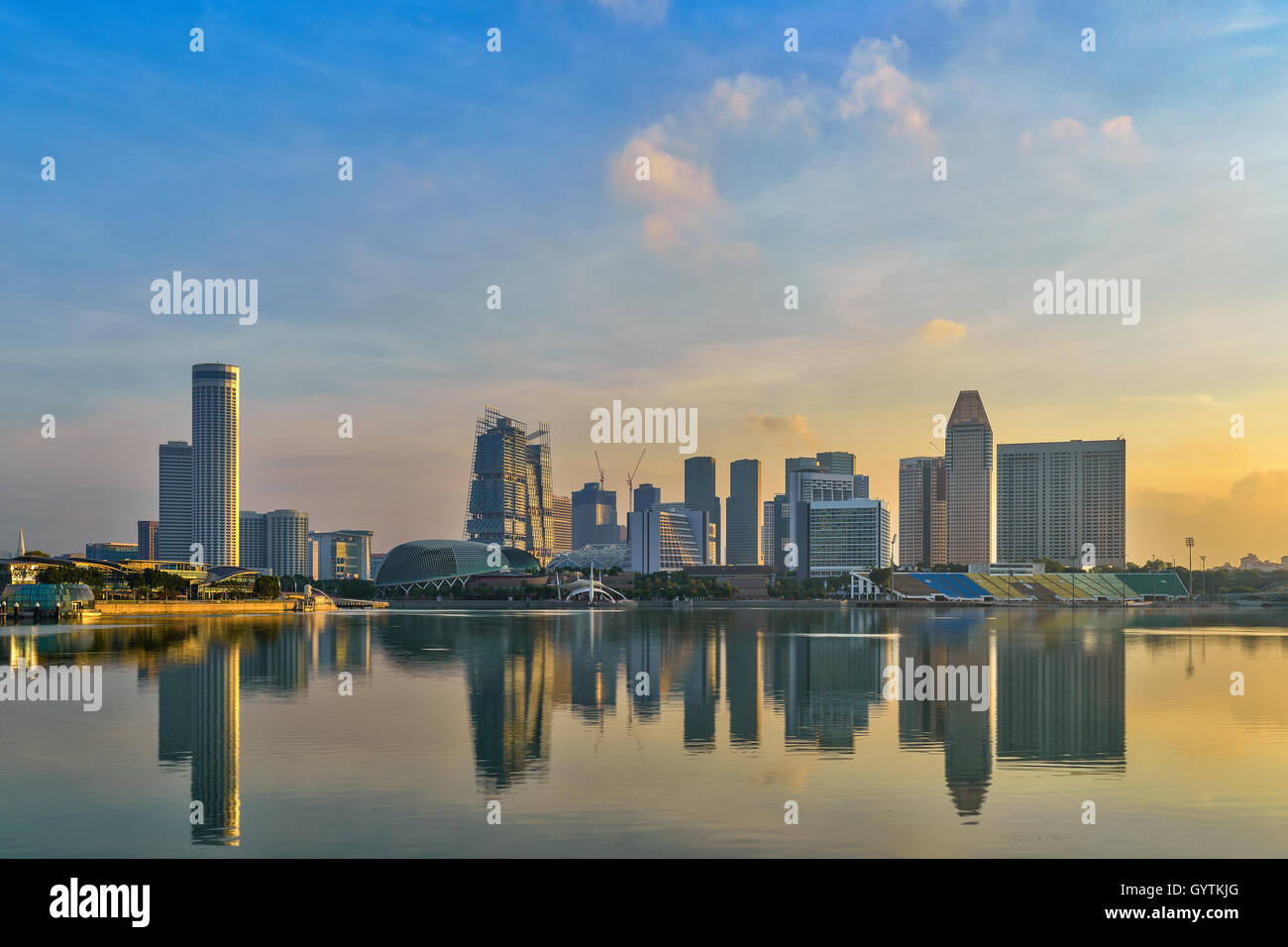 Singapur-Stadt an der Marina Bay bei Sonnenaufgang Stockfoto