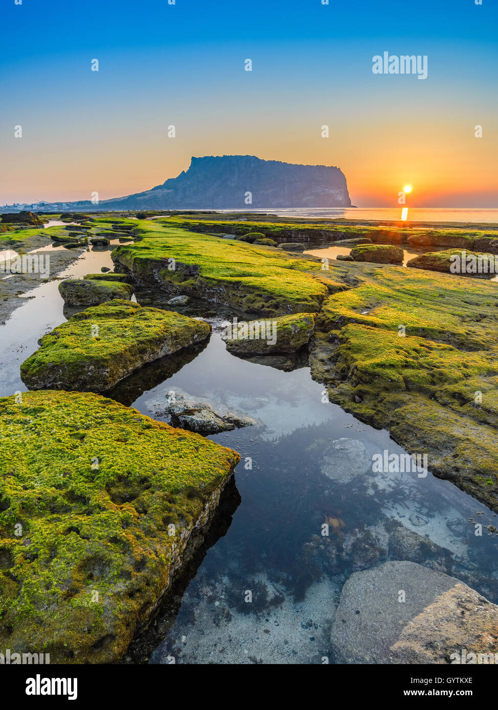 Sonnenaufgang am Seongsan Ilchulbong, Jeju, Südkorea Stockfoto