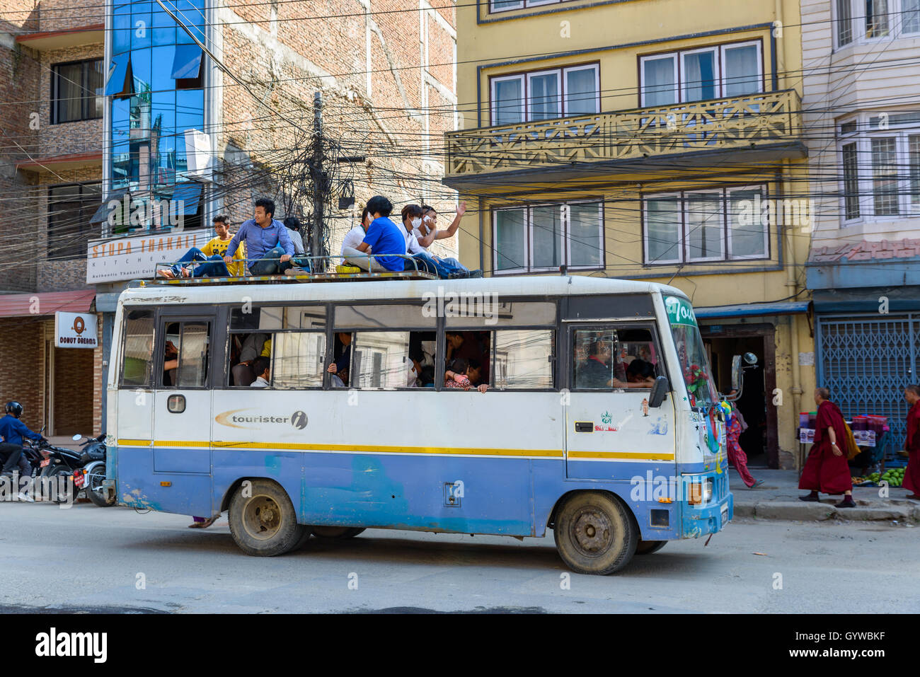 Kathmandu, Nepal ca. November 2015: Menschen reisen auf einen Bus. Unterwegs auf Bus Gipfeln ist normalerweise verboten aber wurde ermächtigt Stockfoto