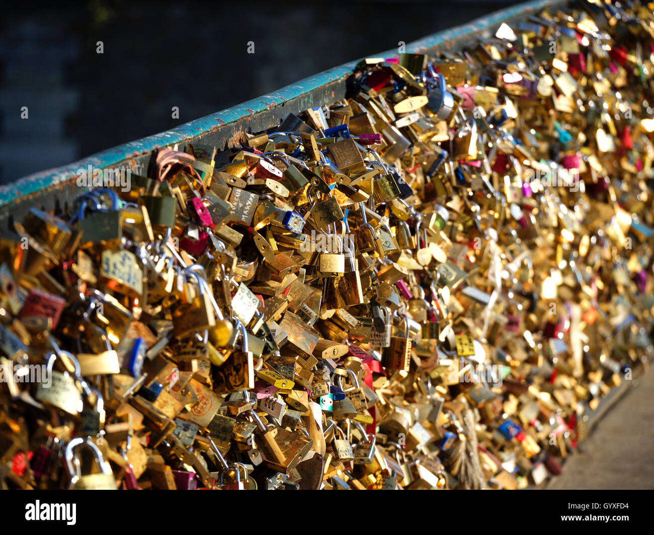 Liebenden Vorhängeschlösser am erzbischöflichen Brücke (Pont de l'Archevêché), Paris, Frankreich Stockfoto