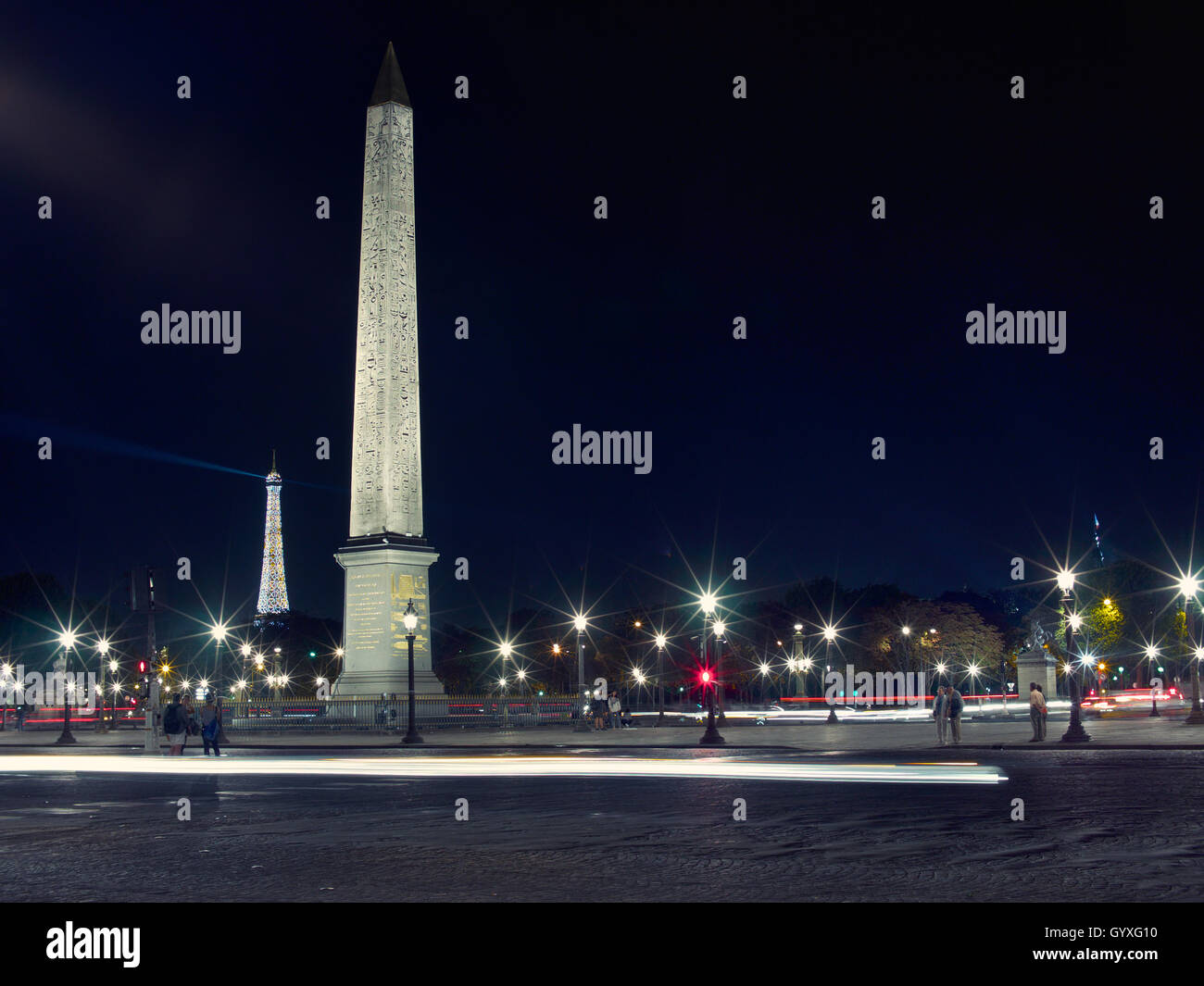 Obelisk von Luxor auf der Place De La Concorde, Paris, Frankreich, in der Nacht Stockfoto