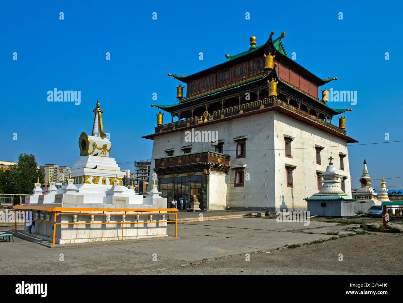 Chorten vor Janraisig Tempel, Gandantegchinlen Kloster, Ulaanbaatar, Mongolei Stockfoto