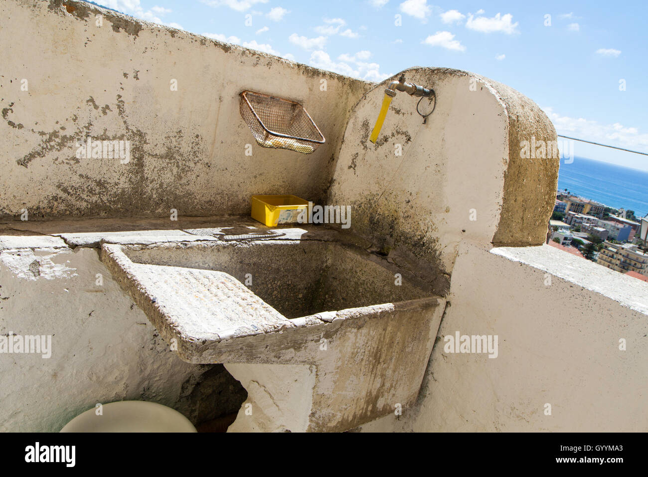 Nahaufnahme des alten Waschhaus in der Altstadt von Amantea, Italien Stockfoto