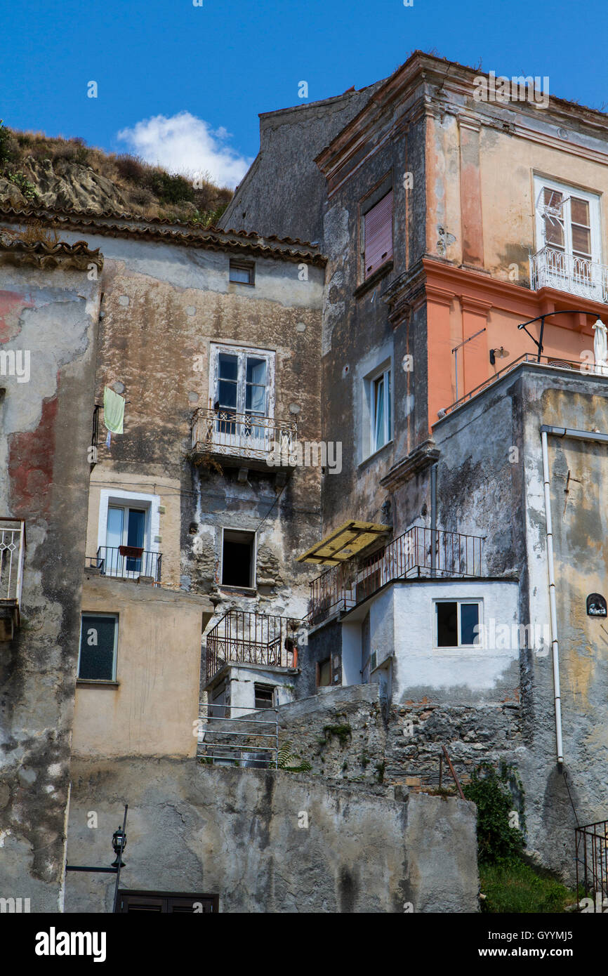 Panorama der Häuser in der Altstadt von Amantea, Kalabrien Italien Stockfoto