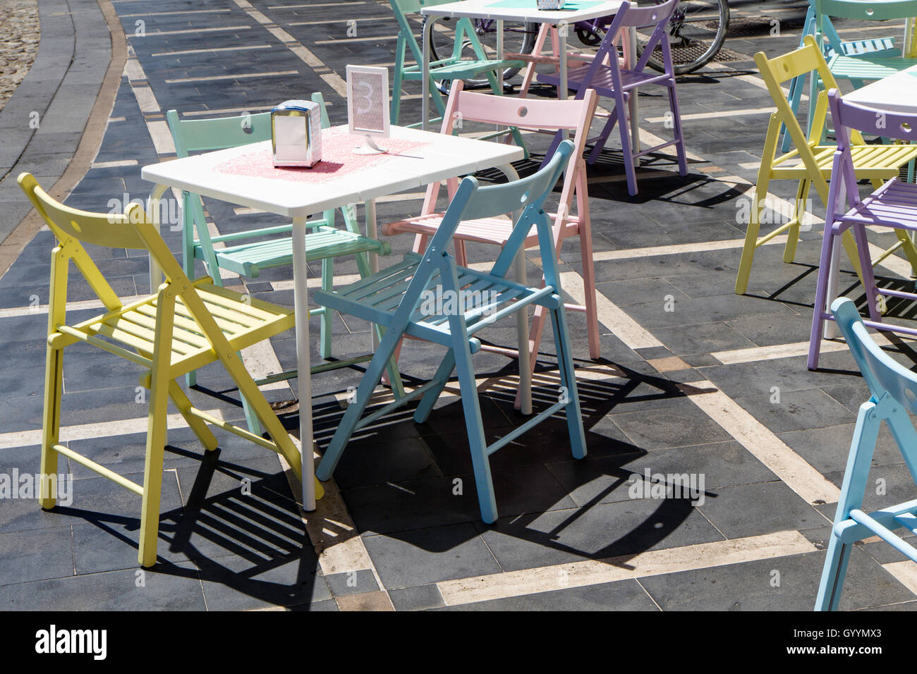 Vintage bunte Tische und Stühle von einem Café in Kalabrien, Italien Stockfoto
