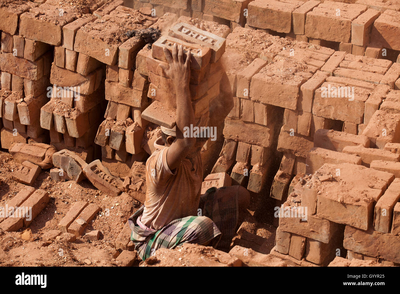 Ein Arbeiter arbeitet an der Ziegelei Amin Bazar. Dhaka, Bangladesch. Stockfoto