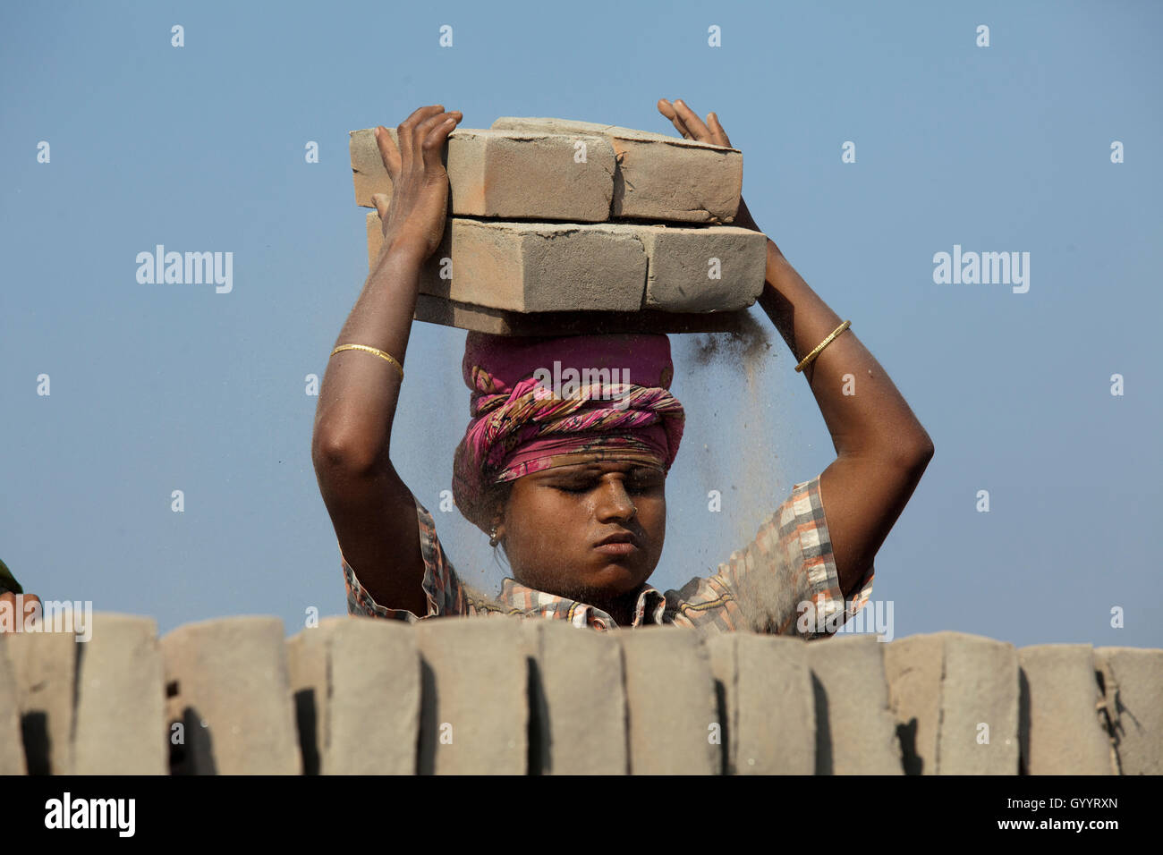 Weibliche Arbeiter arbeitet an der Ziegelei Amin Bazar. Dhaka, Bangladesch. Stockfoto