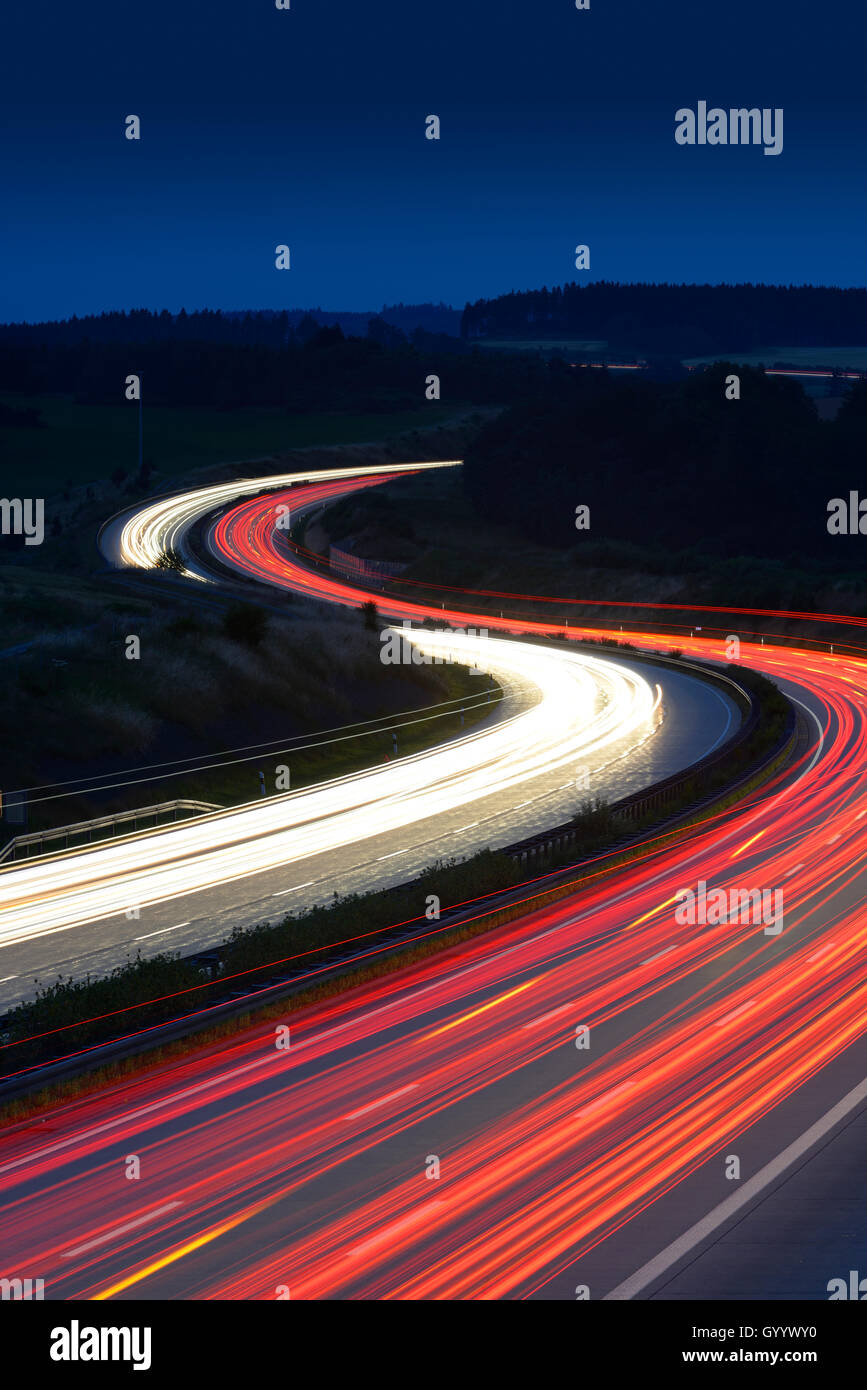 Spuren von Licht auf der Autobahn A9, kurvenreiche Straße bei Nacht, Langzeitbelichtung, in der Nähe von Schleiz, Thüringen, Deutschland Stockfoto