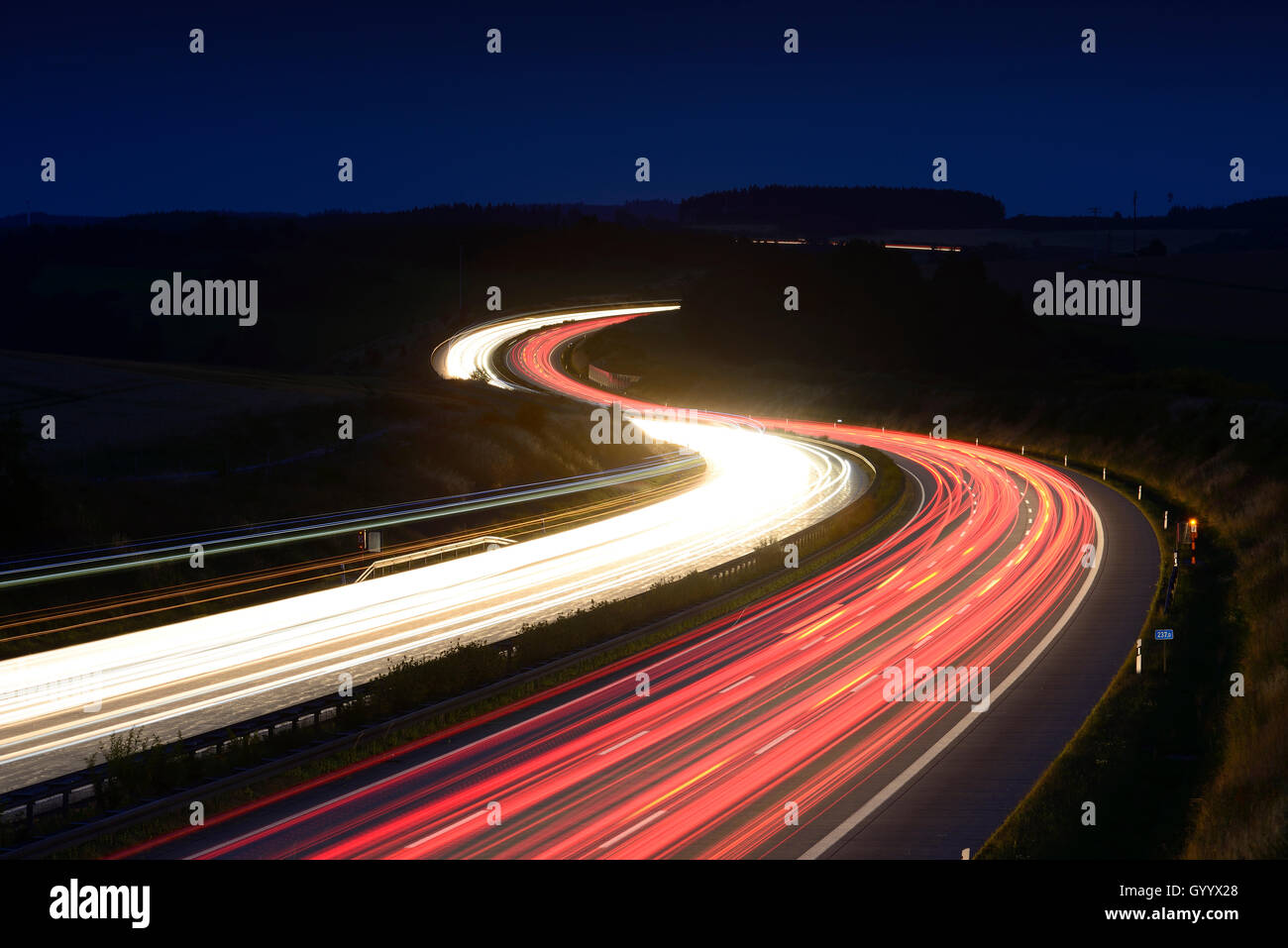 Spuren von Licht auf der Autobahn A9, kurvenreiche Straße bei Nacht, Langzeitbelichtung, in der Nähe von Schleiz, Thüringen, Deutschland Stockfoto