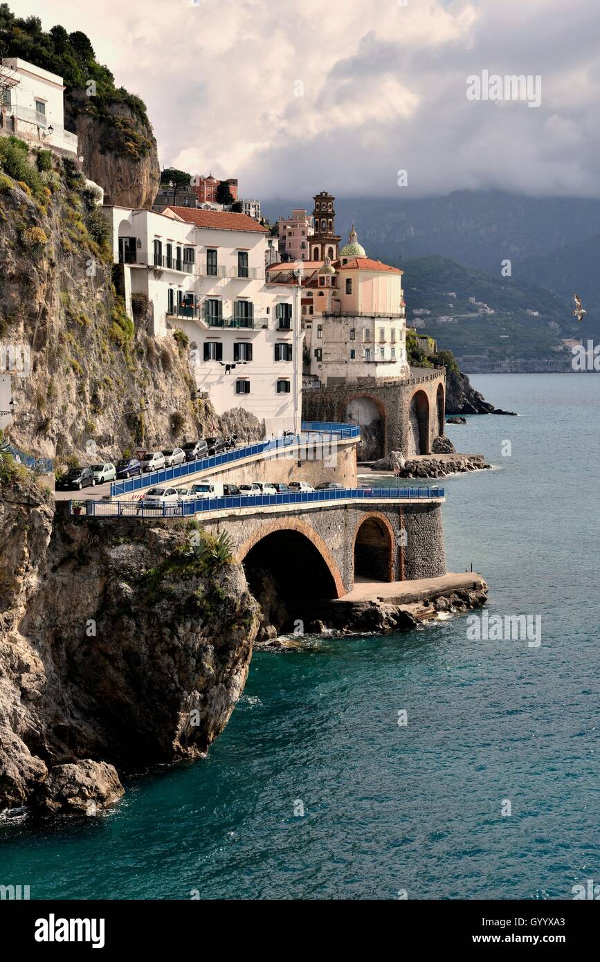 Blick auf die kleine Stadt Amalfi, Amalfiküste, Costiera Amalfitana, Provinz Salerno, Kampanien, Italien Stockfoto
