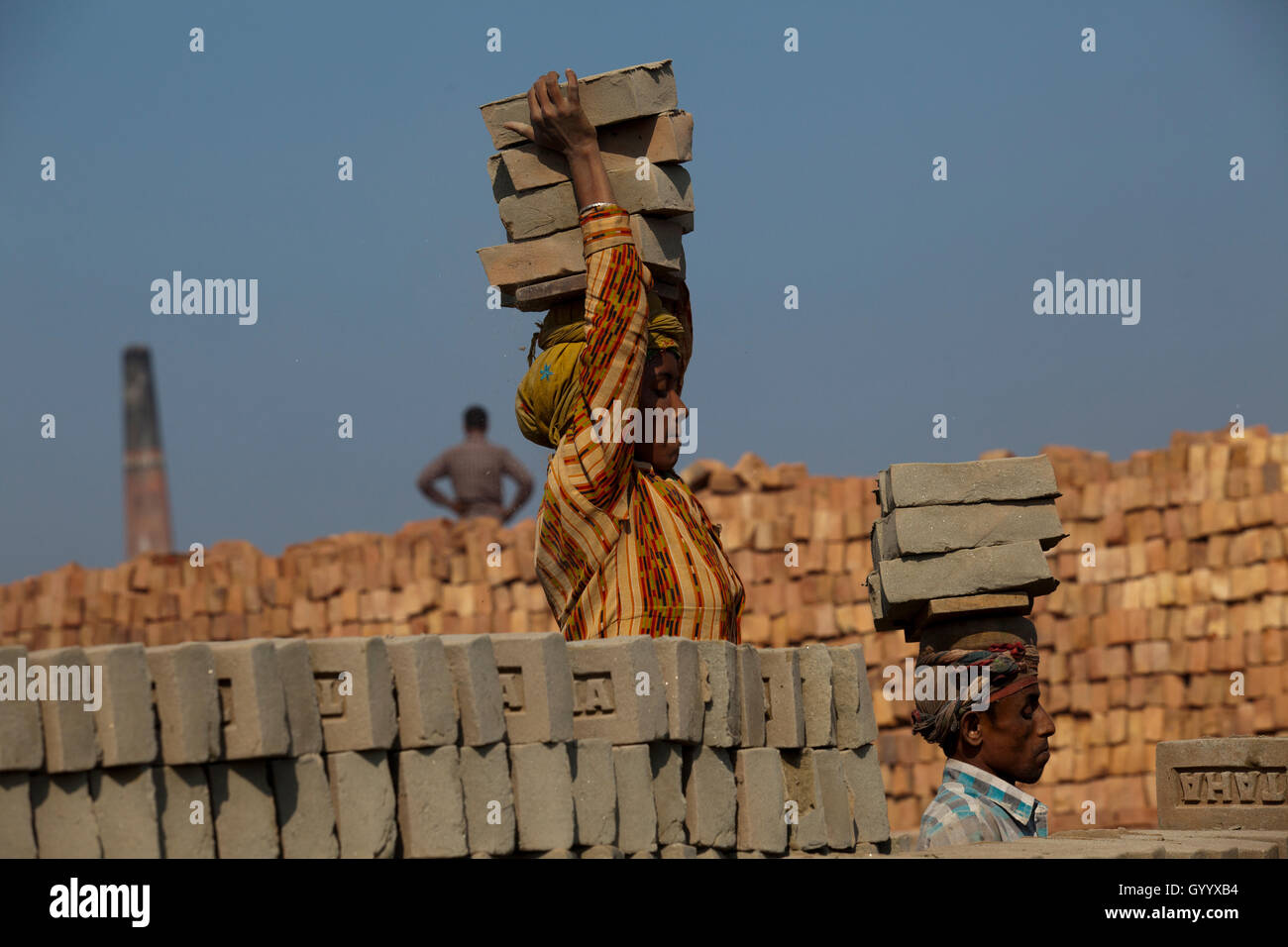 Weibliche Arbeiter arbeitet an der Ziegelei Amin Bazar. Dhaka, Bangladesch. Stockfoto