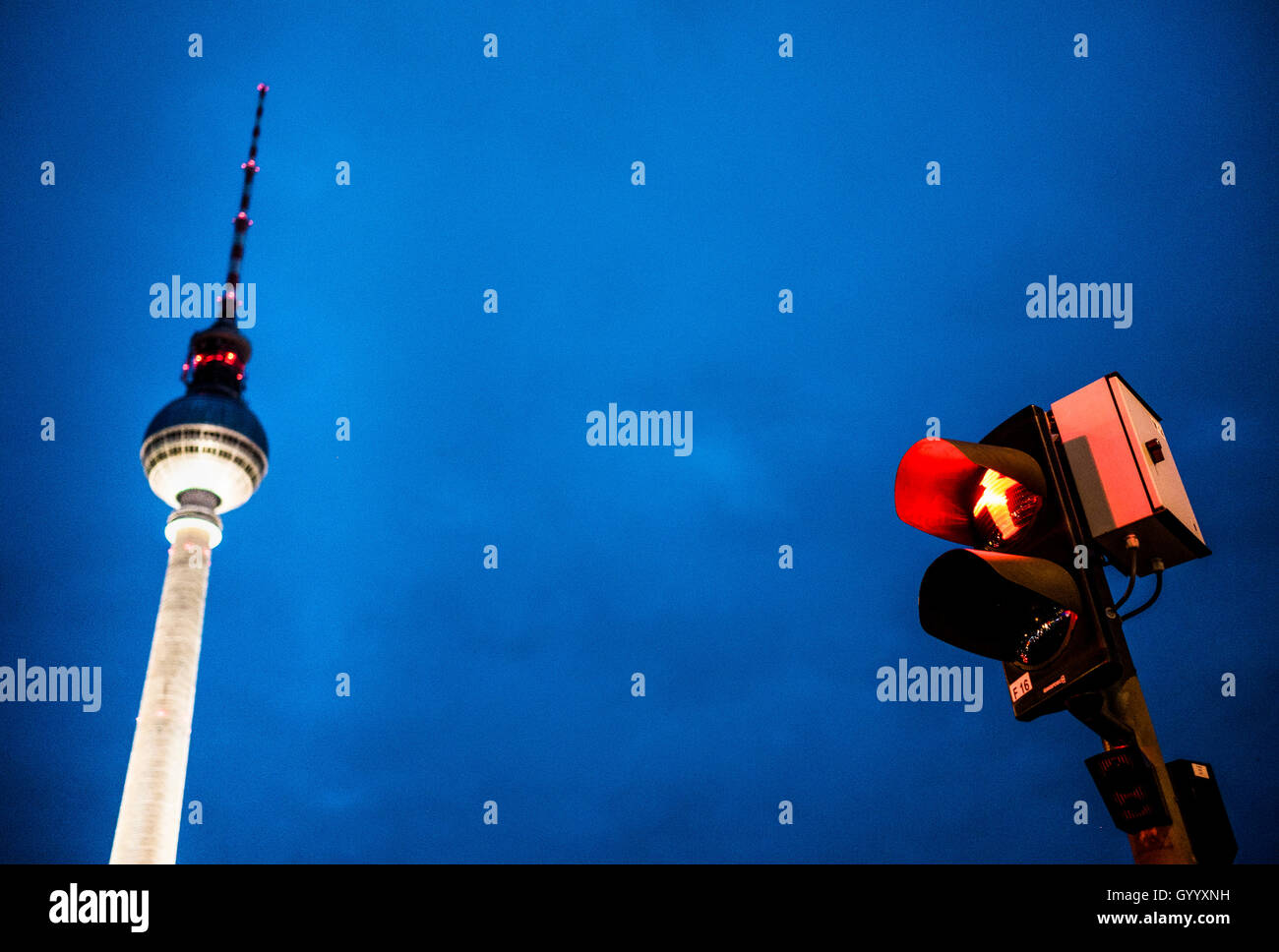 Red wandern Mann Abbildung, Ampelmännchen, an der Ampel mit Fernsehturm Alex in der Dämmerung, Alexanderplatz, Berlin, Deutschland Stockfoto