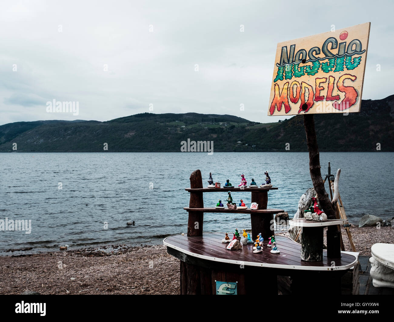 Ufer des Loch Ness, Verkaufsstand mit plastikfiguren der Monster Nessie, Dores, Highland, Schottland, Vereinigtes Königreich Stockfoto