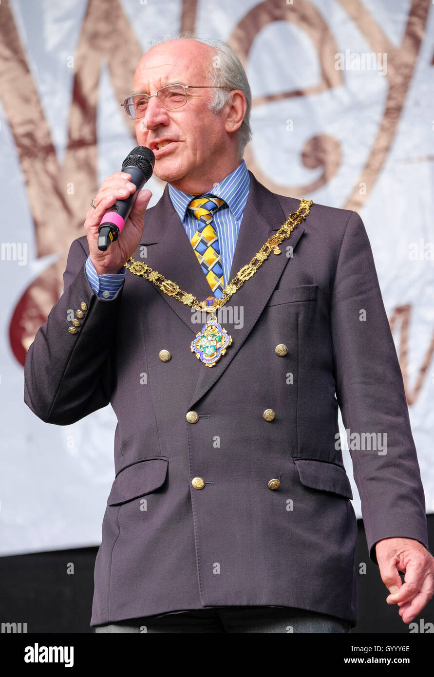 Stadtrat John Ward, Bürgermeister von Farnham, Surrey öffnet das Weyfest Musikfestival, Farnham, Surrey, UK. 19. August 2016. Stockfoto