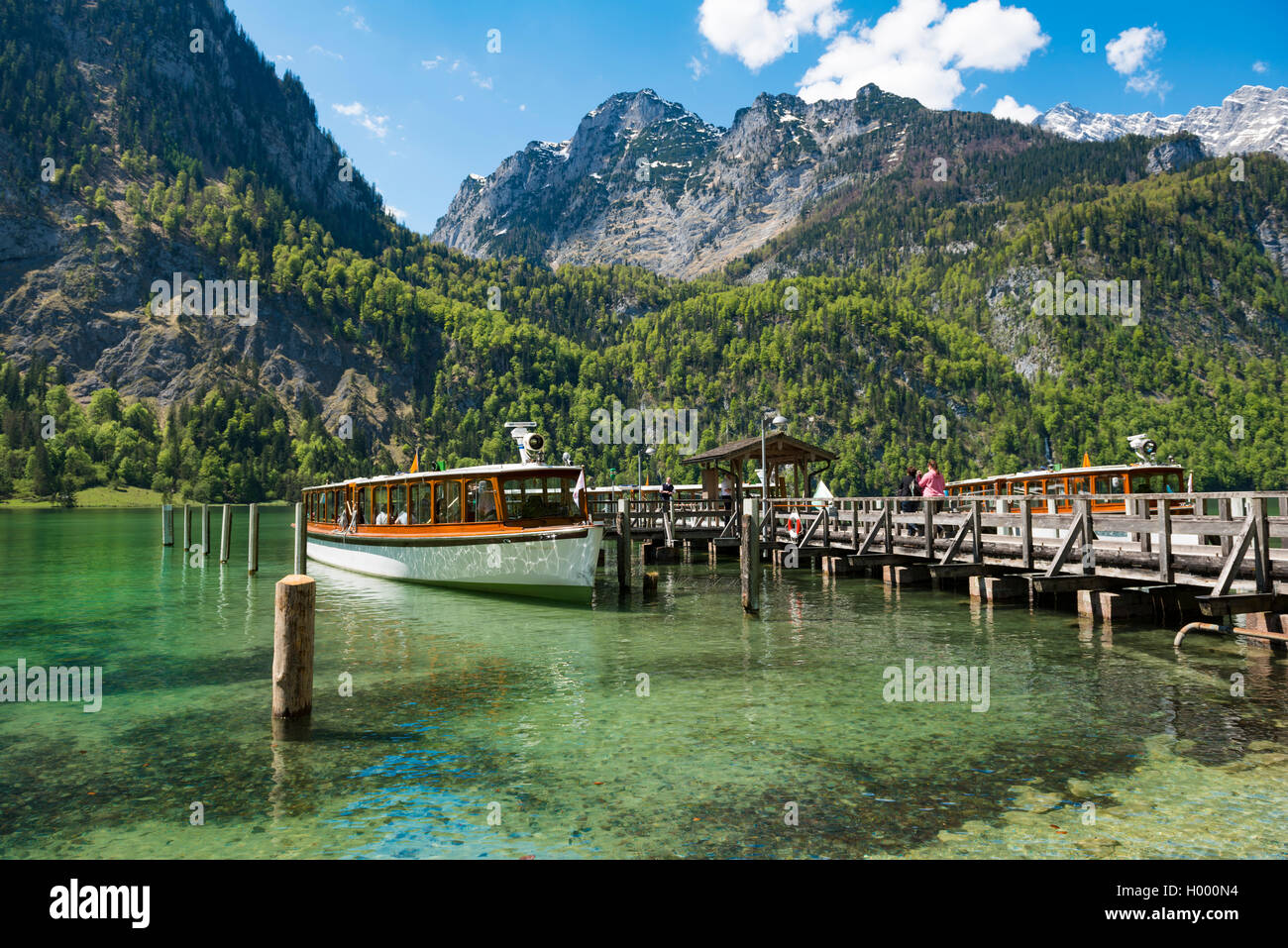Schiff am Pier, Salet am Königssee, Berchtesgadener Land, Oberbayern, Bayern, Deutschland Stockfoto