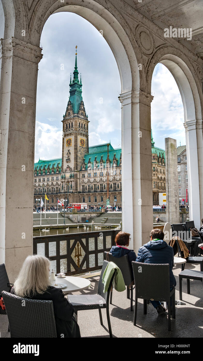 Cafe in der Alster Arkaden mit Blick auf Rathaus, Hamburg, Deutschland Stockfoto