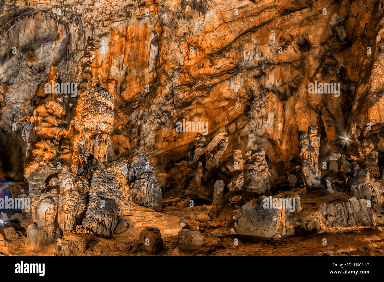 Baradle Höhle in Aggtelek Nationalpark in Hungury. Stalaktiten und Stalagmiten in einer Höhle, Spiegelbild im Wasser Stockfoto