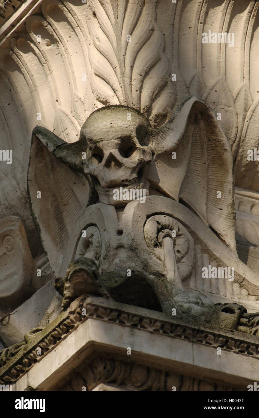 Friedhof Pere Lachaise. Geflügelten Schädel. Plastische Details eines Mausoleums. Paris. Frankreich. Stockfoto