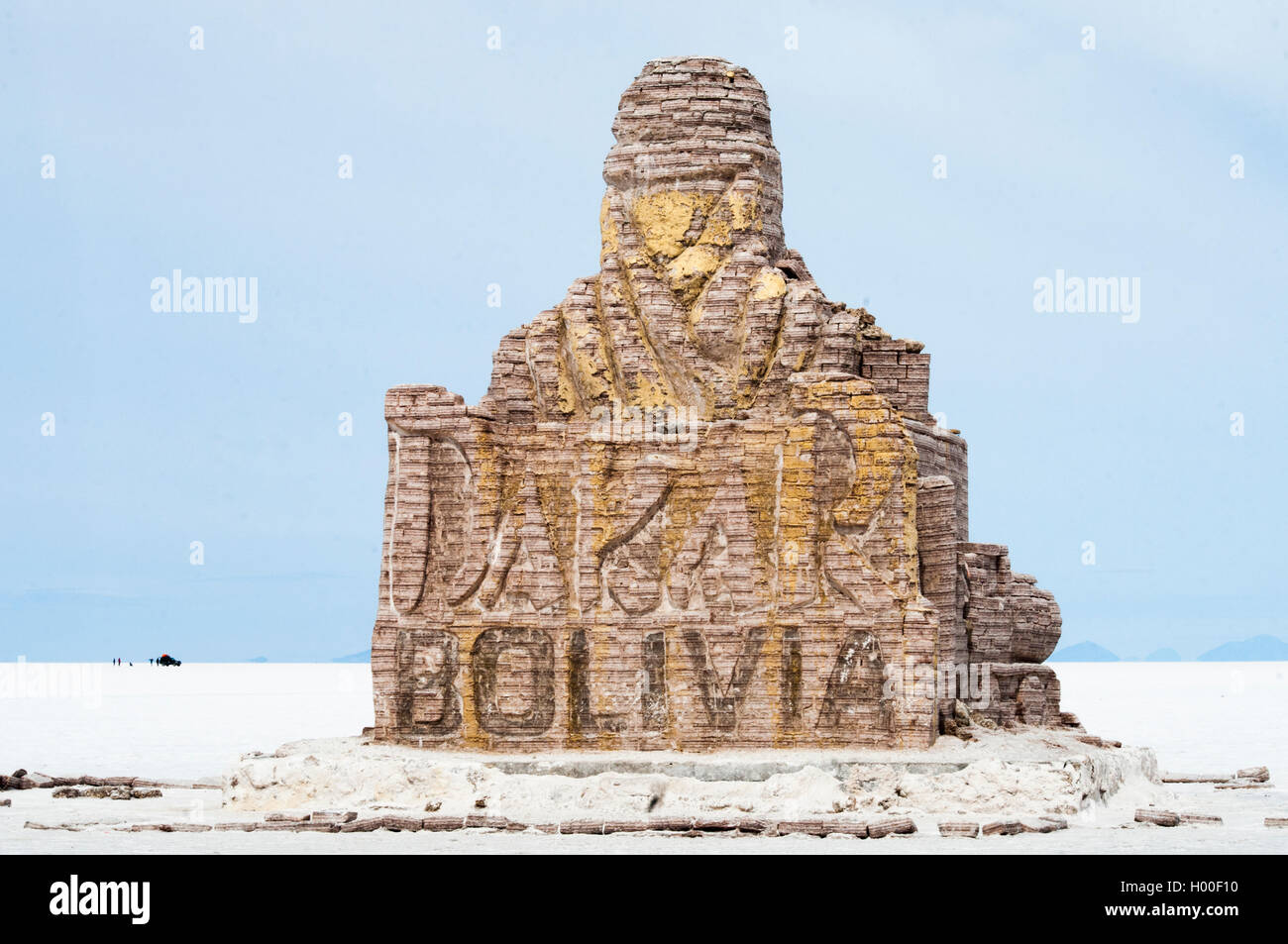 Rallye Dakar 2016 Denkmal von Steinsalz Blöcke auf dem Salar de Uyuni, Bolivien Stockfoto