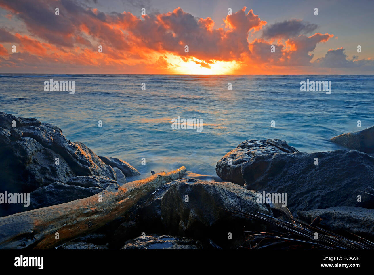 Wunderschönen Sonnenaufgang am Anse Baleine, Seychellen, Mahe Stockfoto