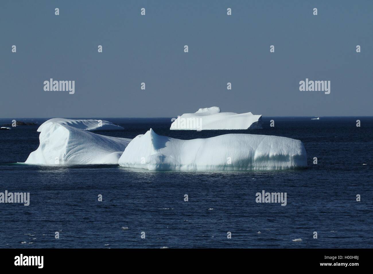 kleiner Eisberg in blau Stockfoto