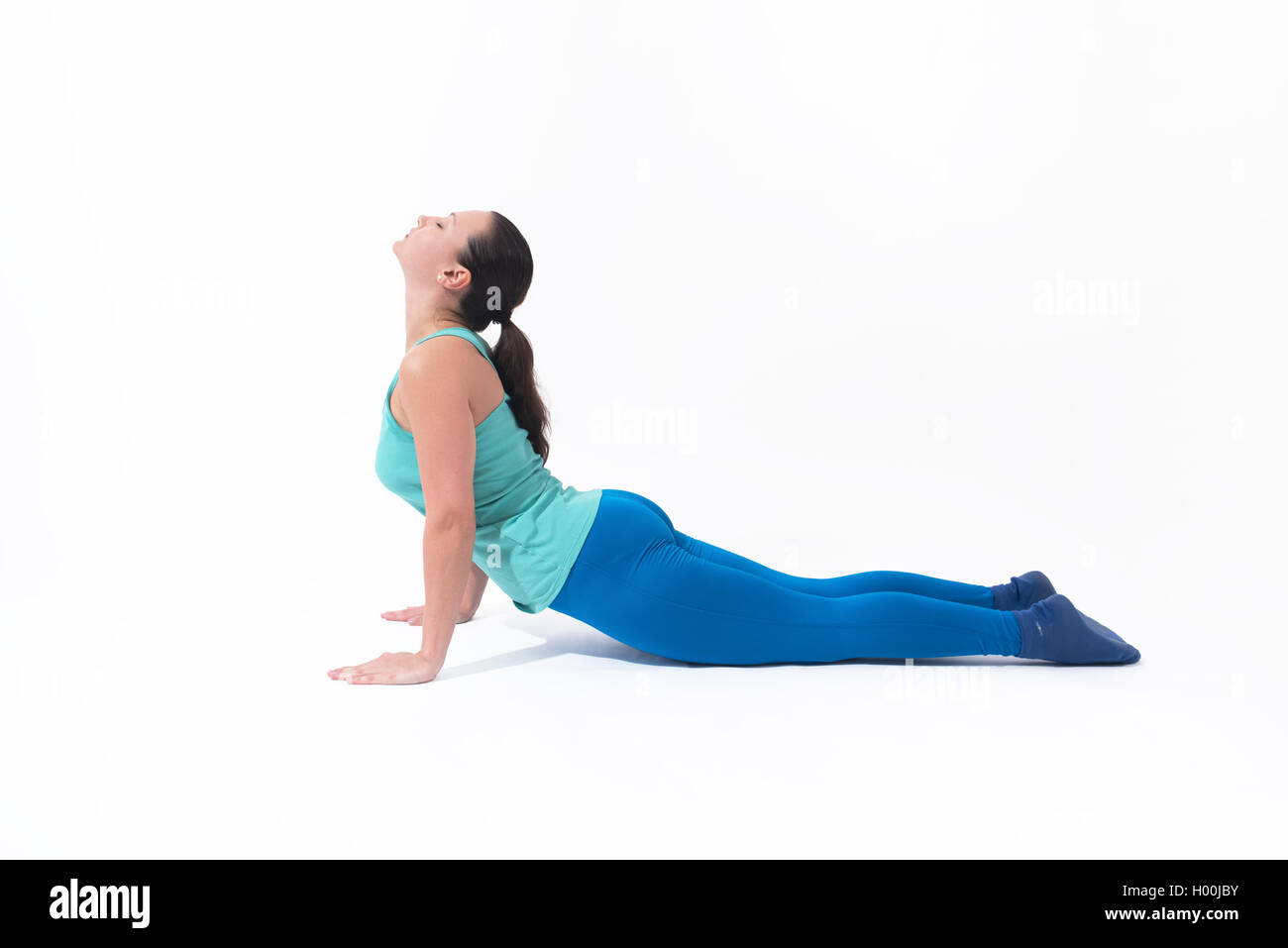 Junge Frau, die Yoga Übung Stockfoto